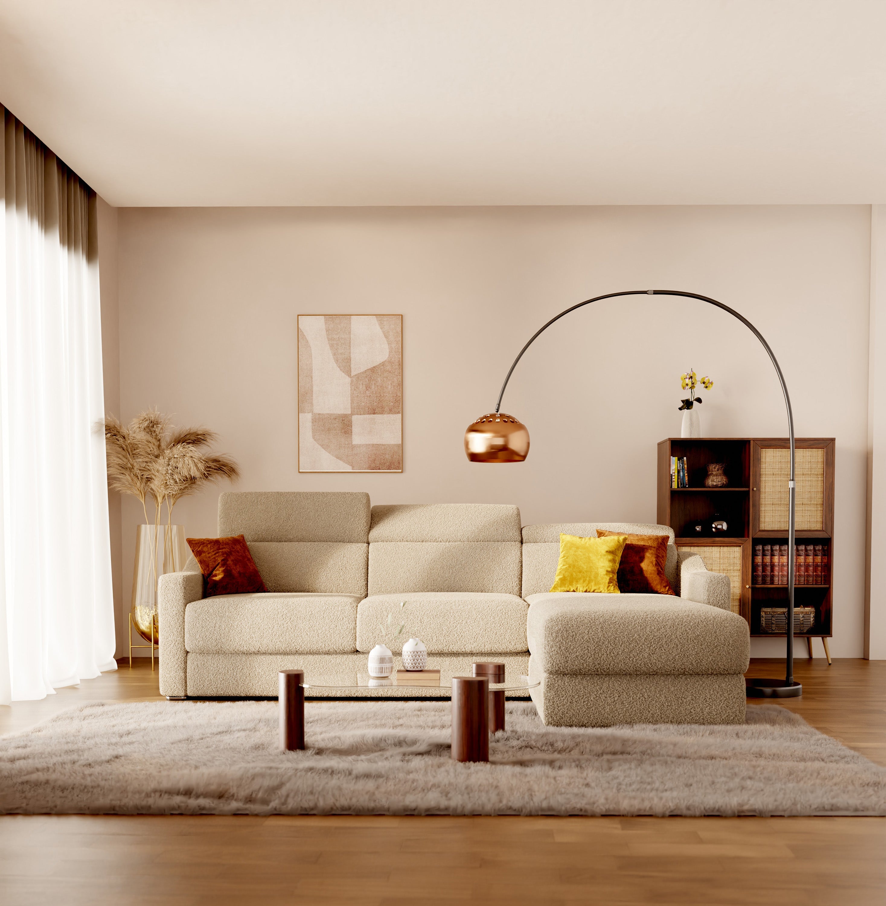 Un soggiorno moderno con un divano componibile beige, cuscini testurizzati, una lampada da terra ad arco, un soffice tappeto, tavoli bassi in legno, una libreria con libri e piante e una soffusa luce naturale proveniente da ampie tende.