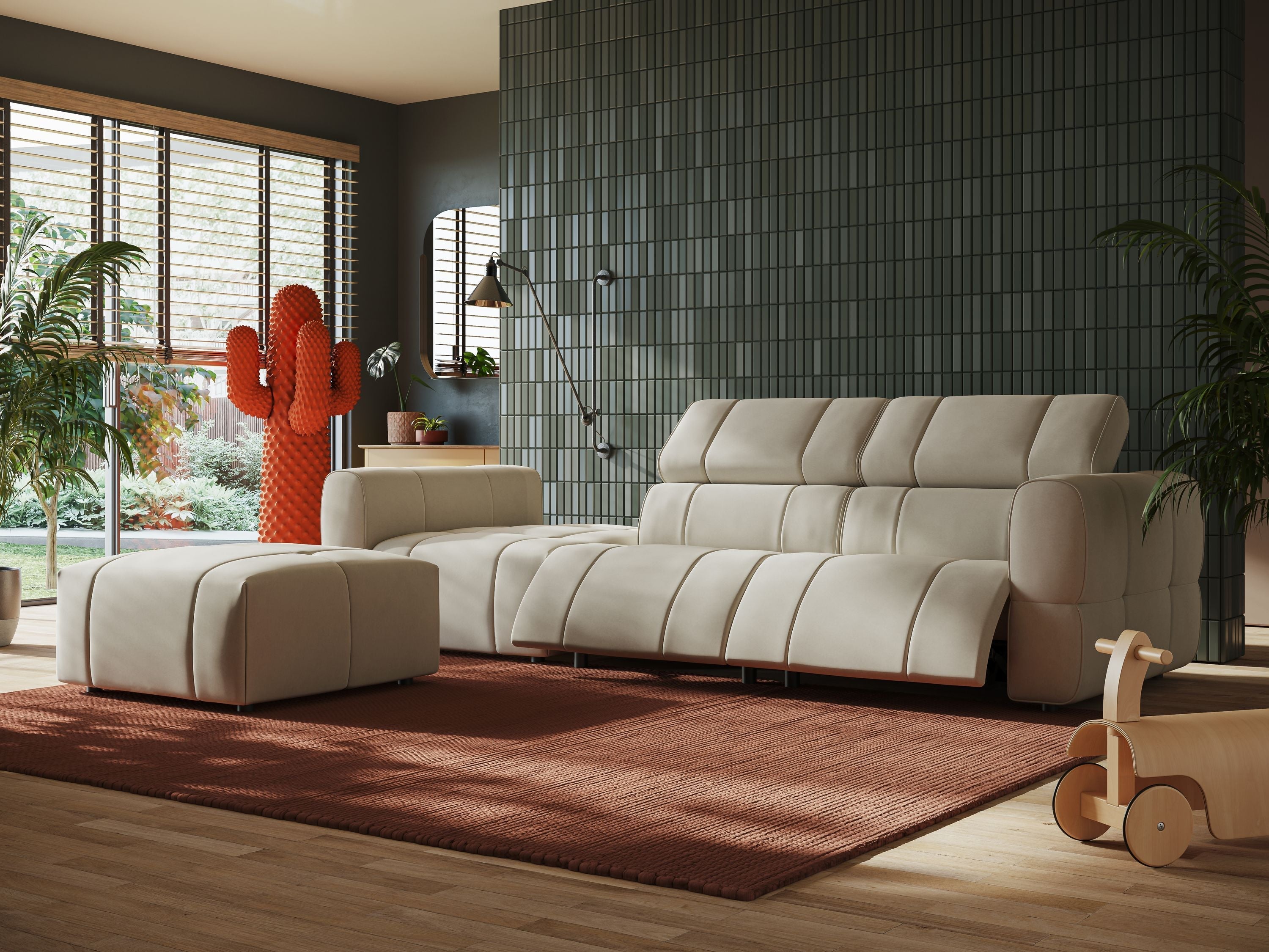 Soggiorno moderno con divano componibile beige, pouf coordinato, tappeto rosso, cavallo giocattolo in legno, piante in vaso, scultura di cactus arancione, lampada da terra e ampie finestre con persiane che lasciano entrare la luce naturale.