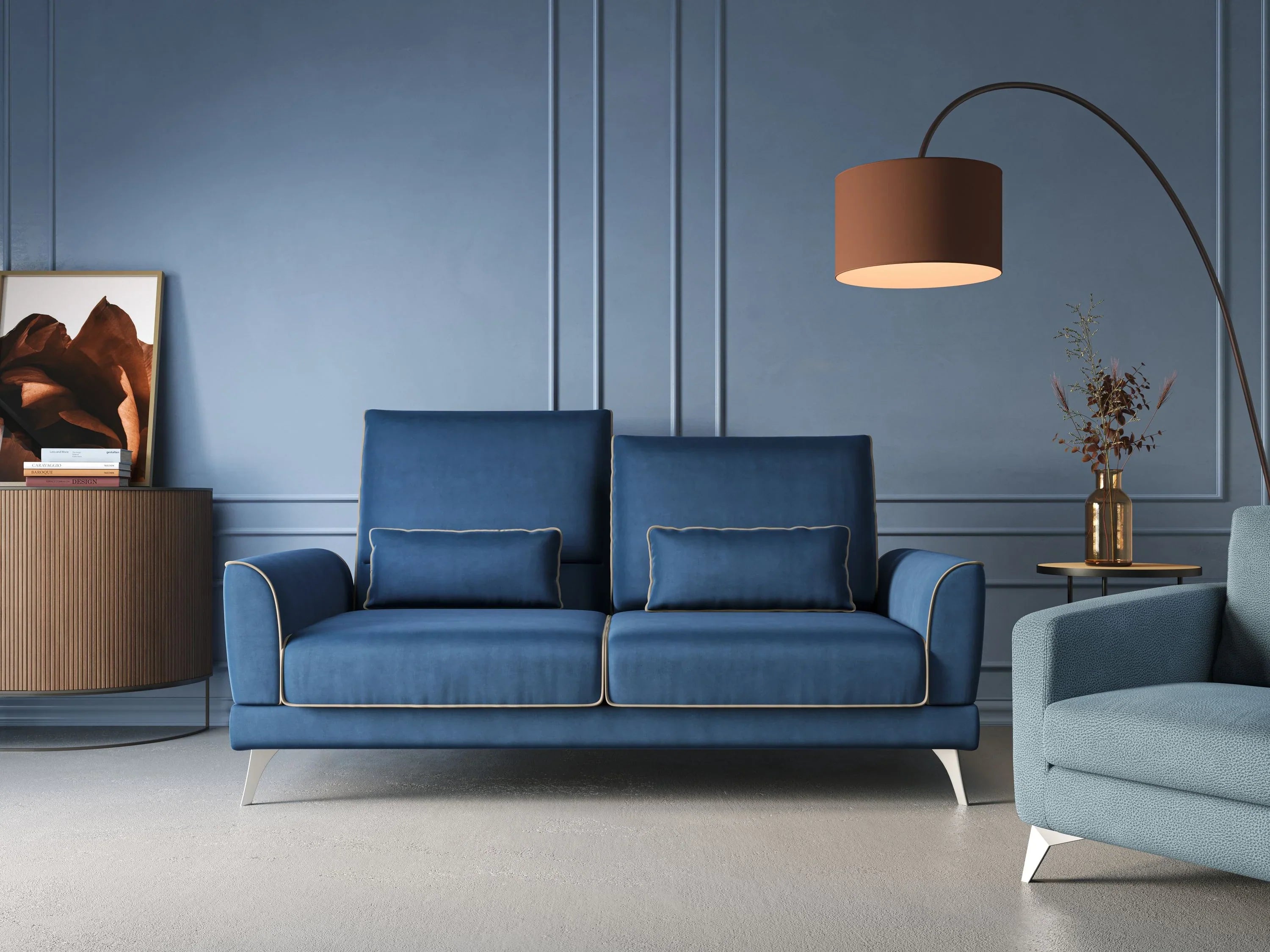 Un soggiorno moderno con un divano blu, pareti blu abbinate, una lampada da terra curva con paralume marrone, un tavolino rotondo in legno, opere d'arte astratte e un vaso con fiori secchi.