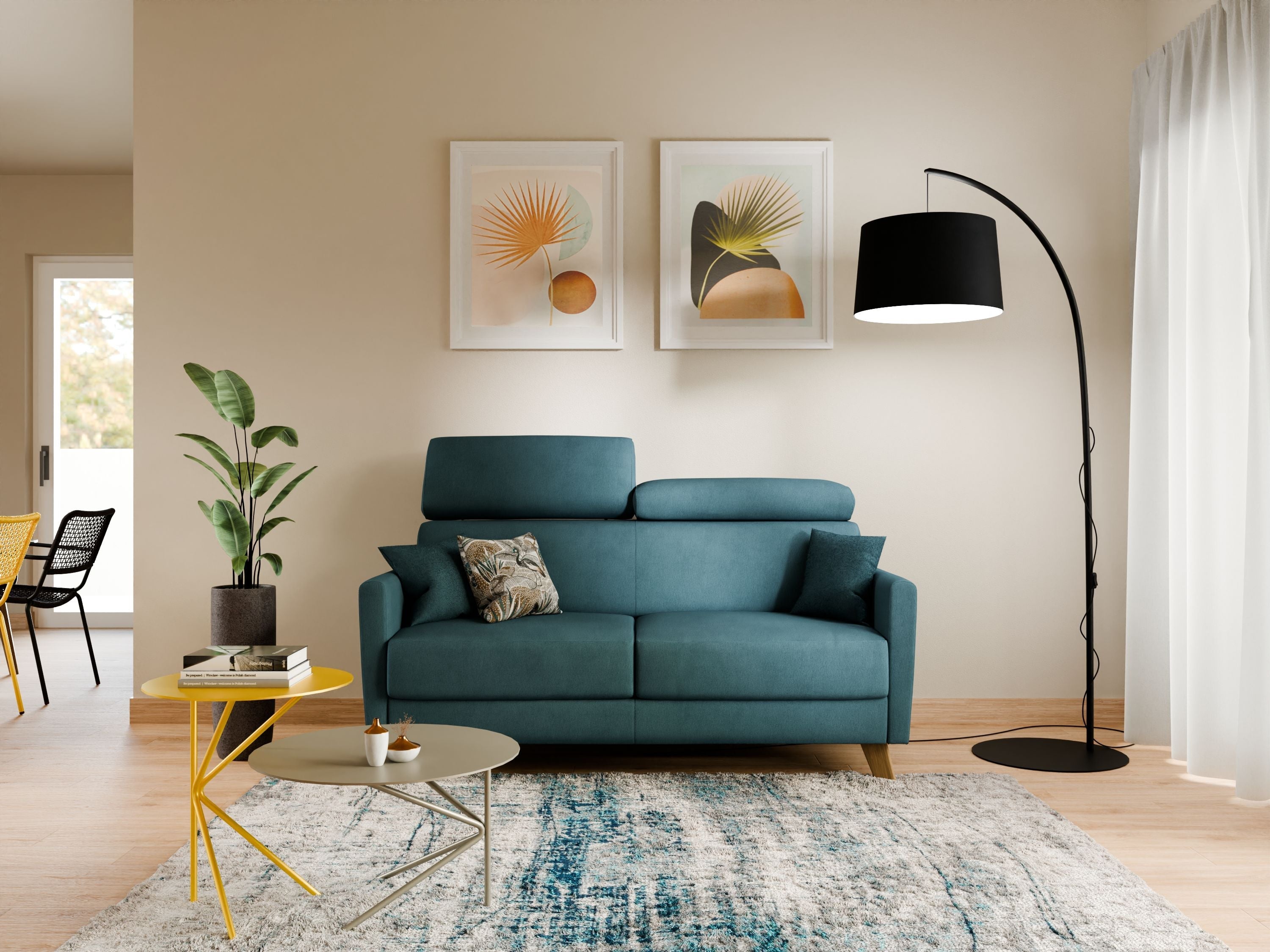 Un soggiorno moderno con un divano verde acqua, due stampe d'arte astratta in alto, una lampada da terra nera, una pianta in vaso, tavoli rotondi gialli e grigi e un tappeto a motivi blu su un pavimento in legno chiaro.