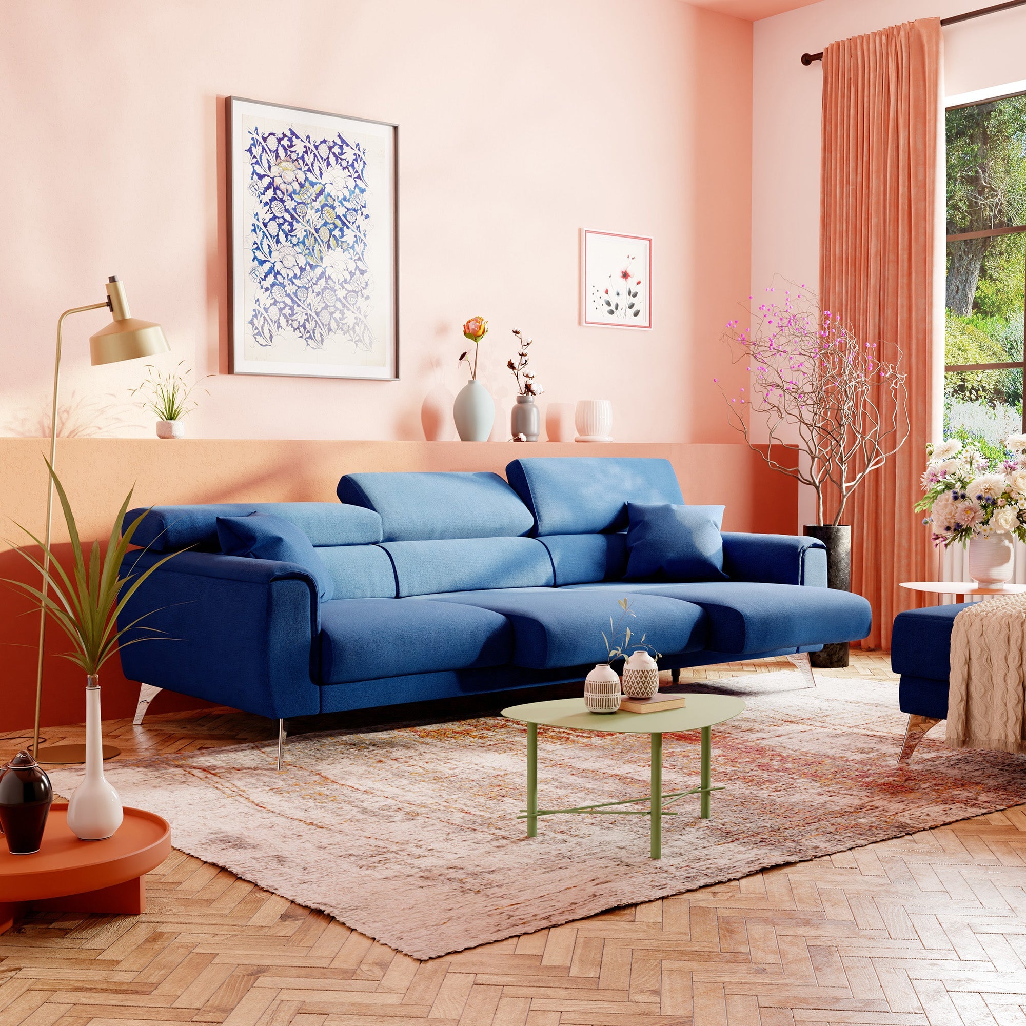 Un soggiorno luminoso con un divano blu, pareti pastello, opere d'arte incorniciate, un tavolino rotondo, piante, una lampada a stelo, tende rosa, una grande finestra e un tappeto strutturato su un pavimento in legno a spina di pesce.