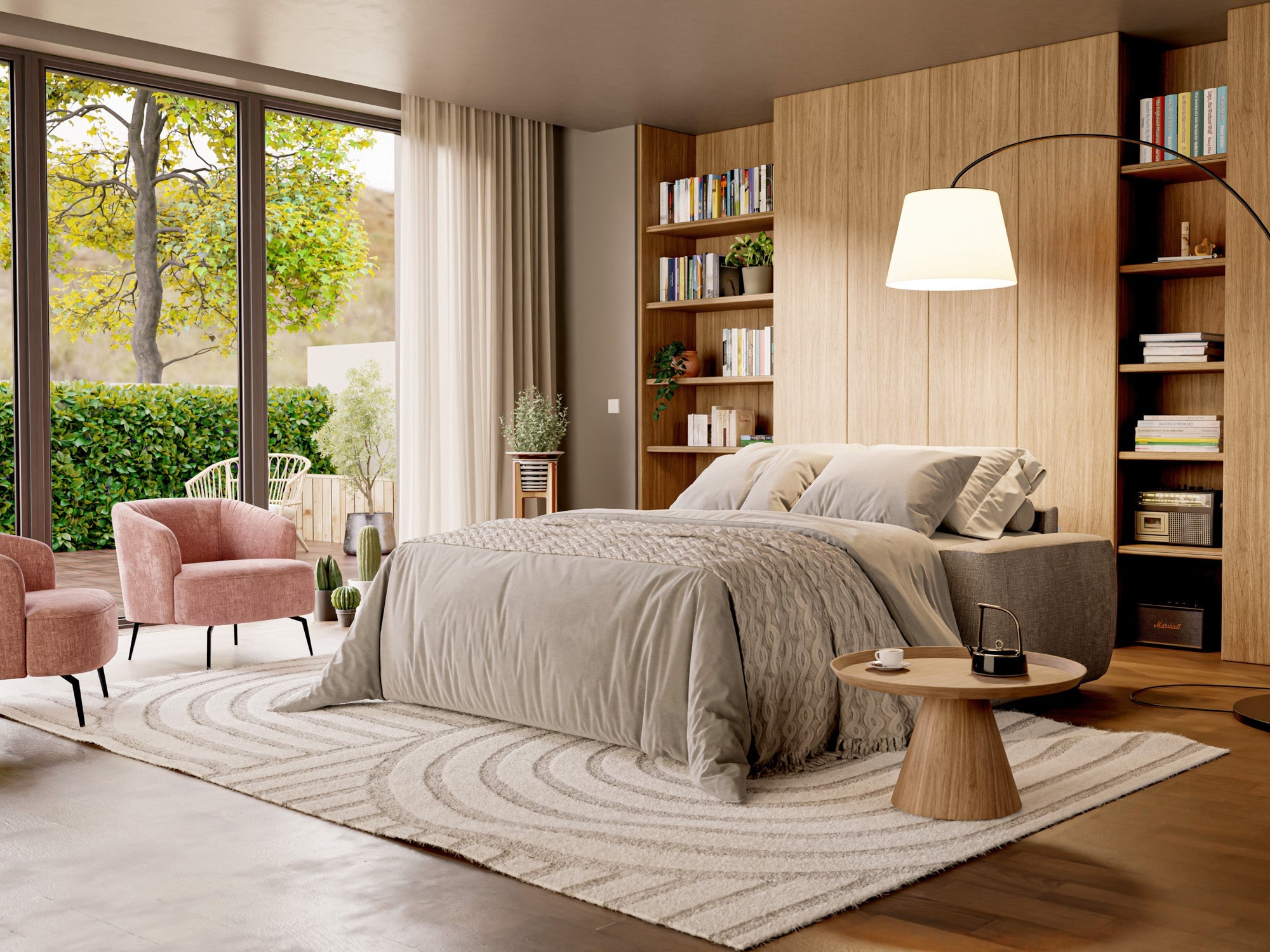 Camera da letto moderna con ampio letto, morbida biancheria da letto grigia, parete d'accento in legno con librerie, tavolo rotondo, sedie rosa, lampada da terra alta e ampie finestre con vista su alberi verdi e posti a sedere all'aperto.