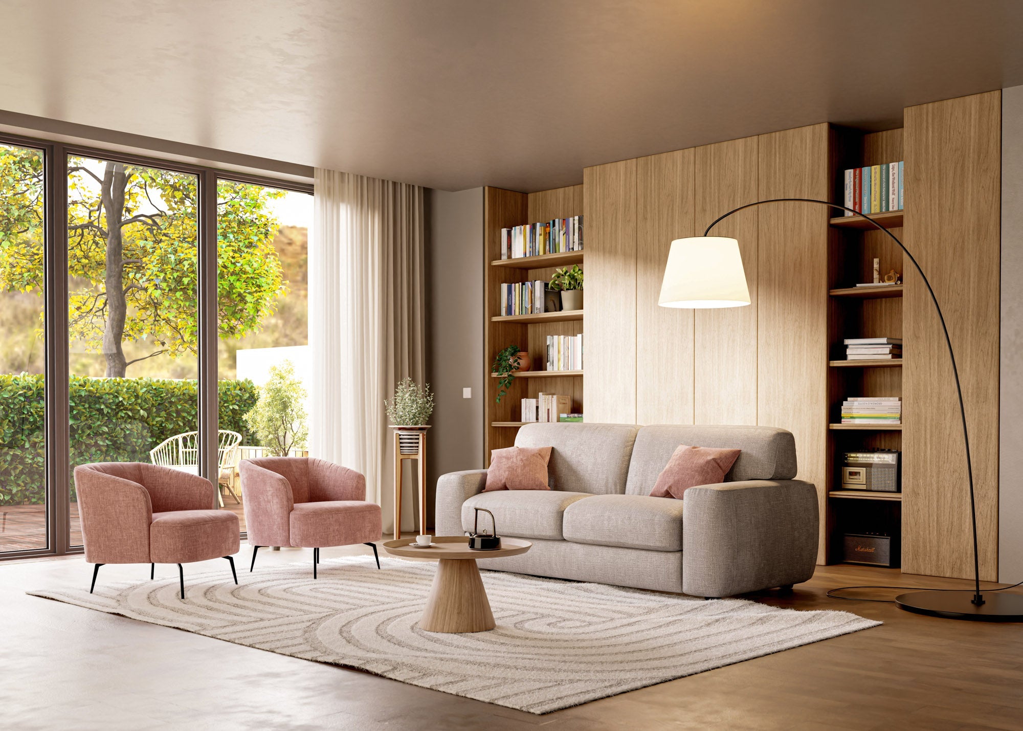 Un soggiorno moderno con un divano grigio, due poltrone rosa, un tavolino rotondo, una grande lampada da terra, un tappeto bianco, scaffali in legno con libri e porte in vetro che si aprono su un patio verde.