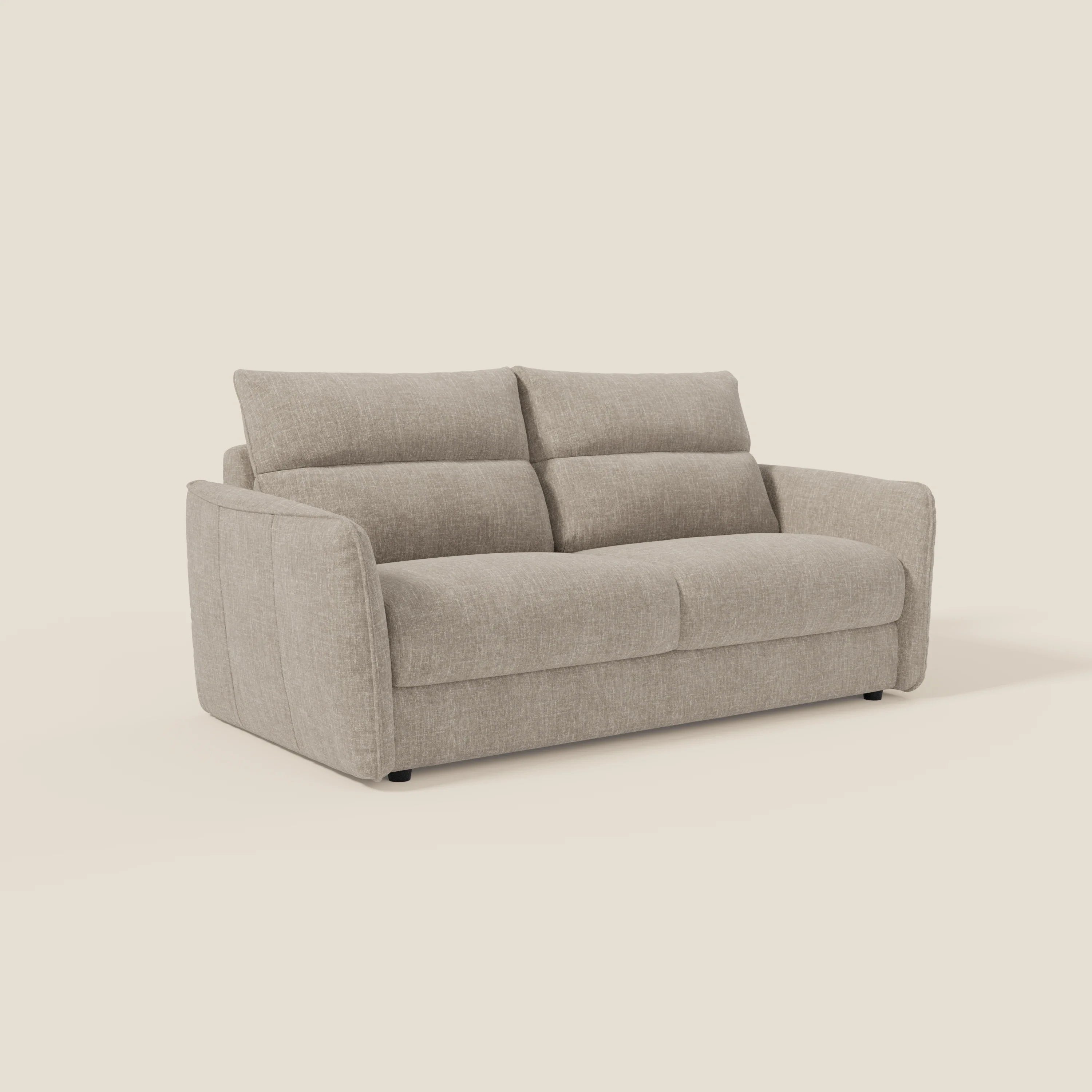 Un moderno divano in tessuto beige con due cuscini di seduta, due cuscini di schienale e ampi braccioli imbottiti, su uno sfondo chiaro. Il divano ha un aspetto morbido e soffice.