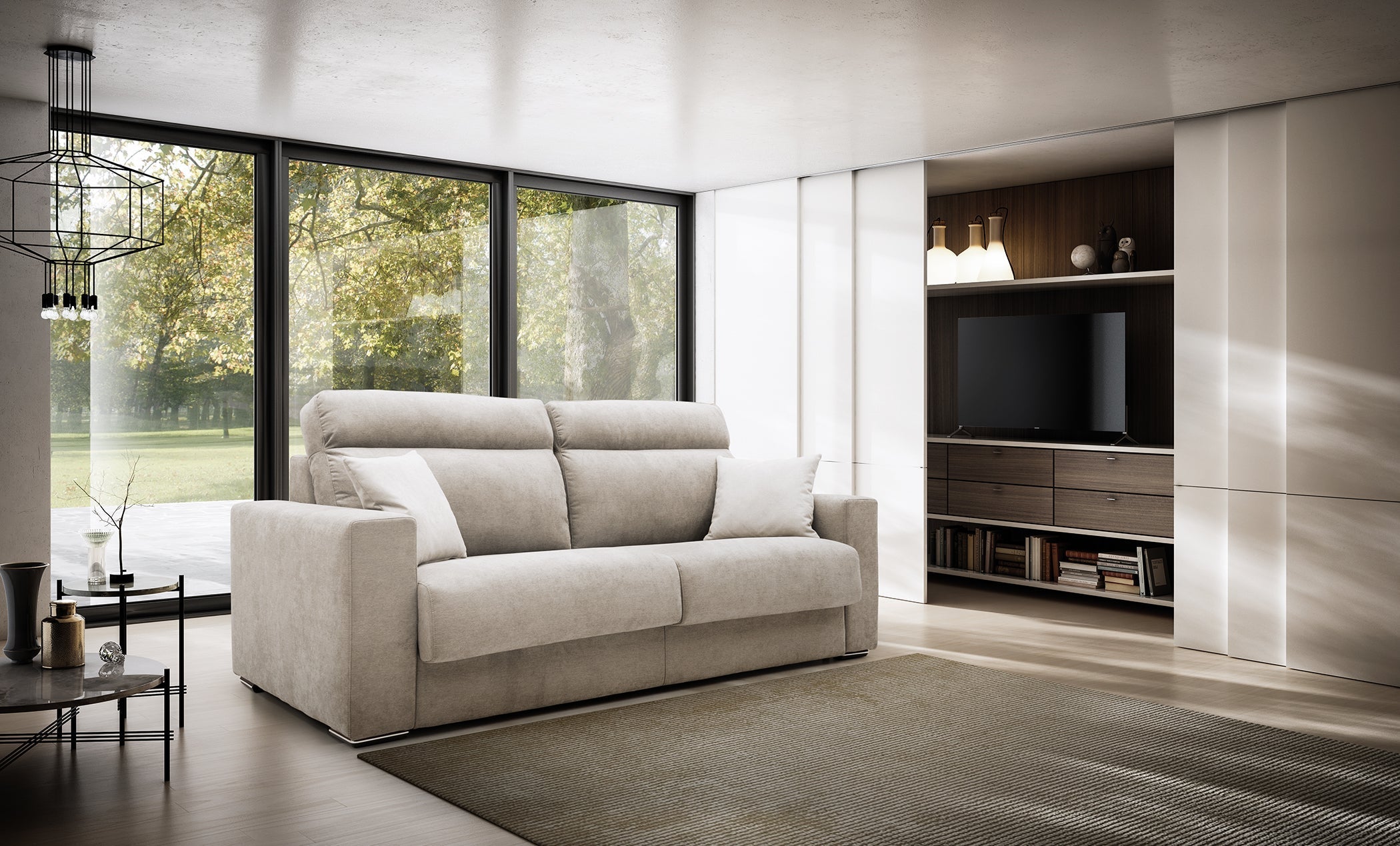 Soggiorno moderno con grandi finestre, divano beige, tappeto chiaro, mobile TV a incasso con scaffali e libri, pavimenti in legno e vista sugli alberi verdi all'esterno. Arredamento minimalista con luce naturale.