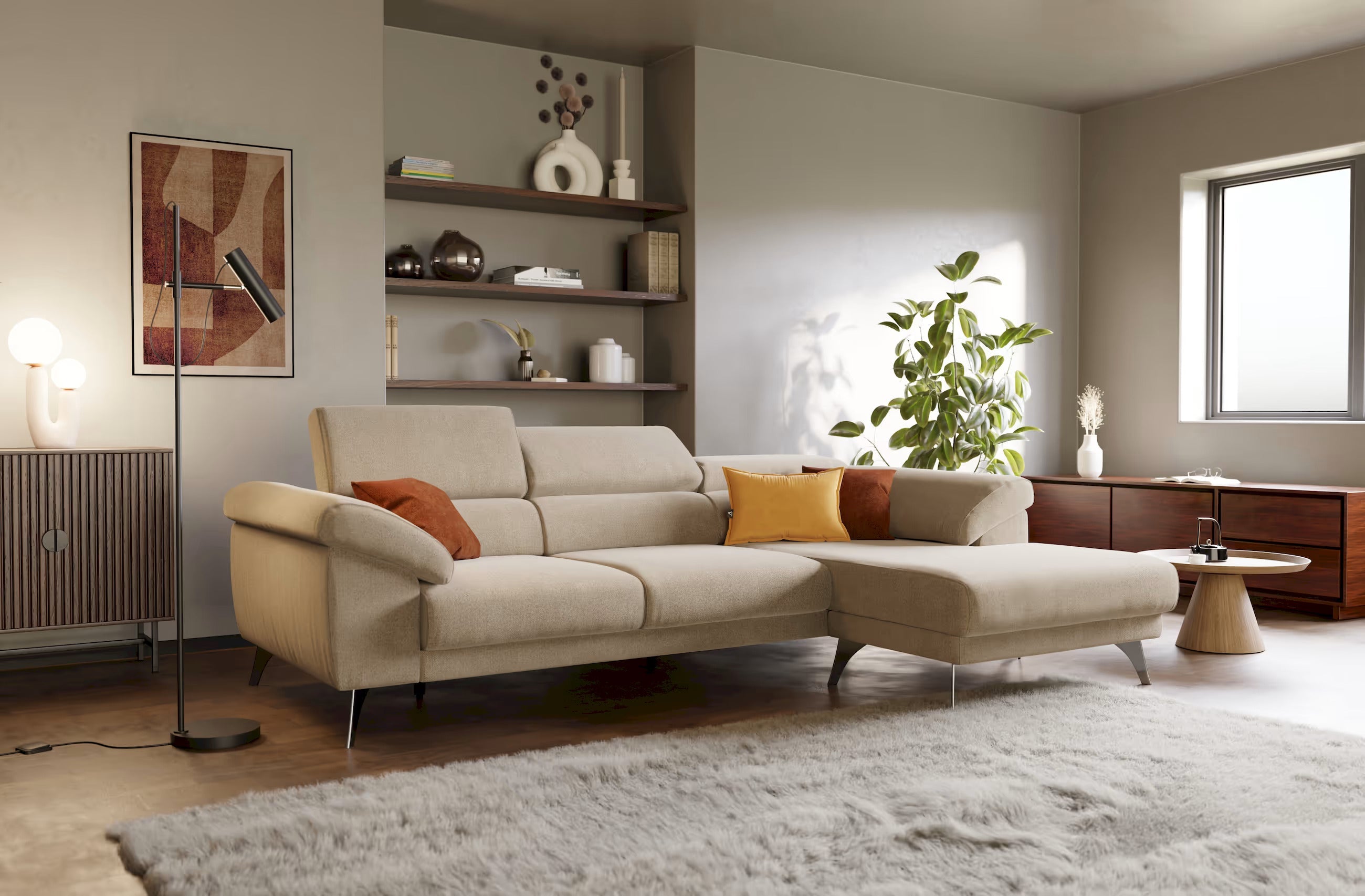 Un ampio soggiorno con un grande divano componibile blu pastello, scaffali in legno chiaro con libri, una lampada da terra, un tappeto beige, un tavolo in legno chiaro e grandi finestre che lasciano entrare la luce naturale.