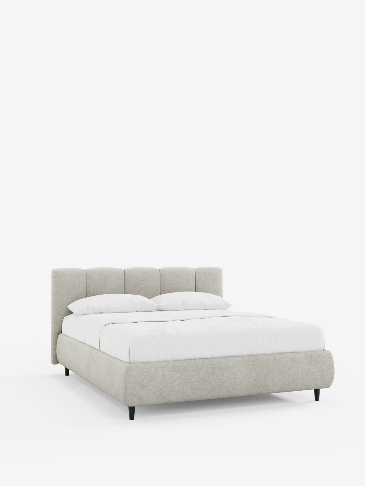 Un letto imbottito ARKAM moderno e dal profilo discreto, con contenitore e testiera dalla lavorazione verticale, firmato Letti.Il negozio presenta una struttura imbottita in grigio chiaro certificata Oeko-Tex® in stile shabby chic e una testiera con dettagli verticali, abbinata a tre cuscini bianchi e un piumone bianco ben rifatto su uno sfondo bianco a tinta unita.