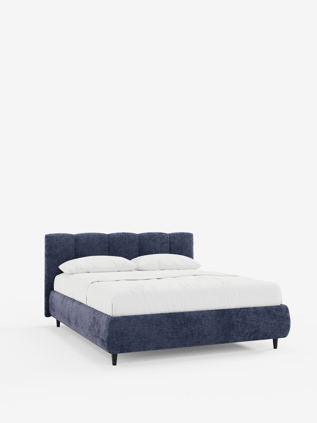 Un letto minimalista firmato Letti.store: il letto imbottito ARKAM presenta una struttura bassa imbottita di colore blu navy e una testiera a lavorazione verticale (con cuciture verticali) in tessuto certificato Oeko-Tex®. Il letto, progettato in stile shabby chic e dotato di un pratico vano contenitore sotto il letto, è rifinito con cura con biancheria da letto bianca e due cuscini bianchi, che risaltano su uno sfondo bianco a tinta unita.