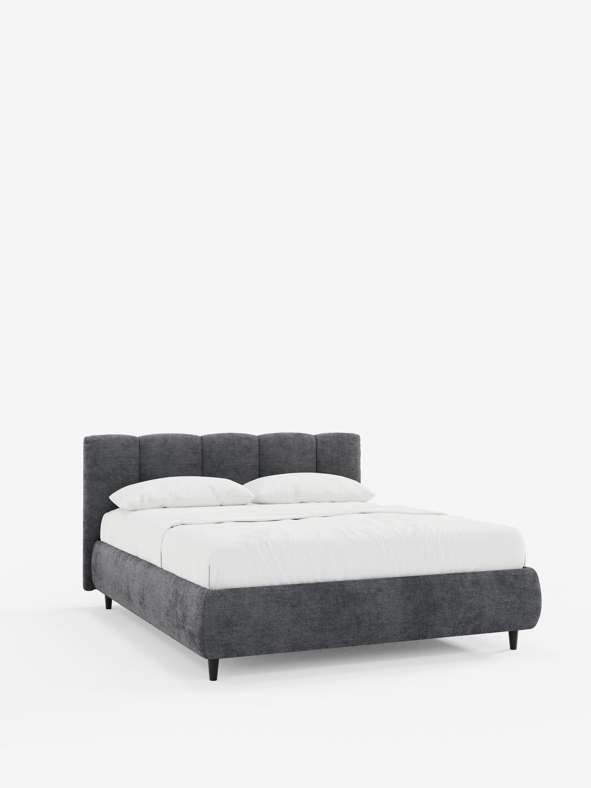 Un letto imbottito ARKAM moderno e minimalista con contenitore e testiera con cuciture verticali di Letti.store, caratterizzato da una struttura imbottita in grigio scuro certificata Oeko-Tex® e da una testiera imbottita in stile shabby chic con cuciture verticali. Il letto è rifatto con cura con biancheria da letto bianca immacolata e due cuscini, il tutto su uno sfondo bianco a tinta unita.