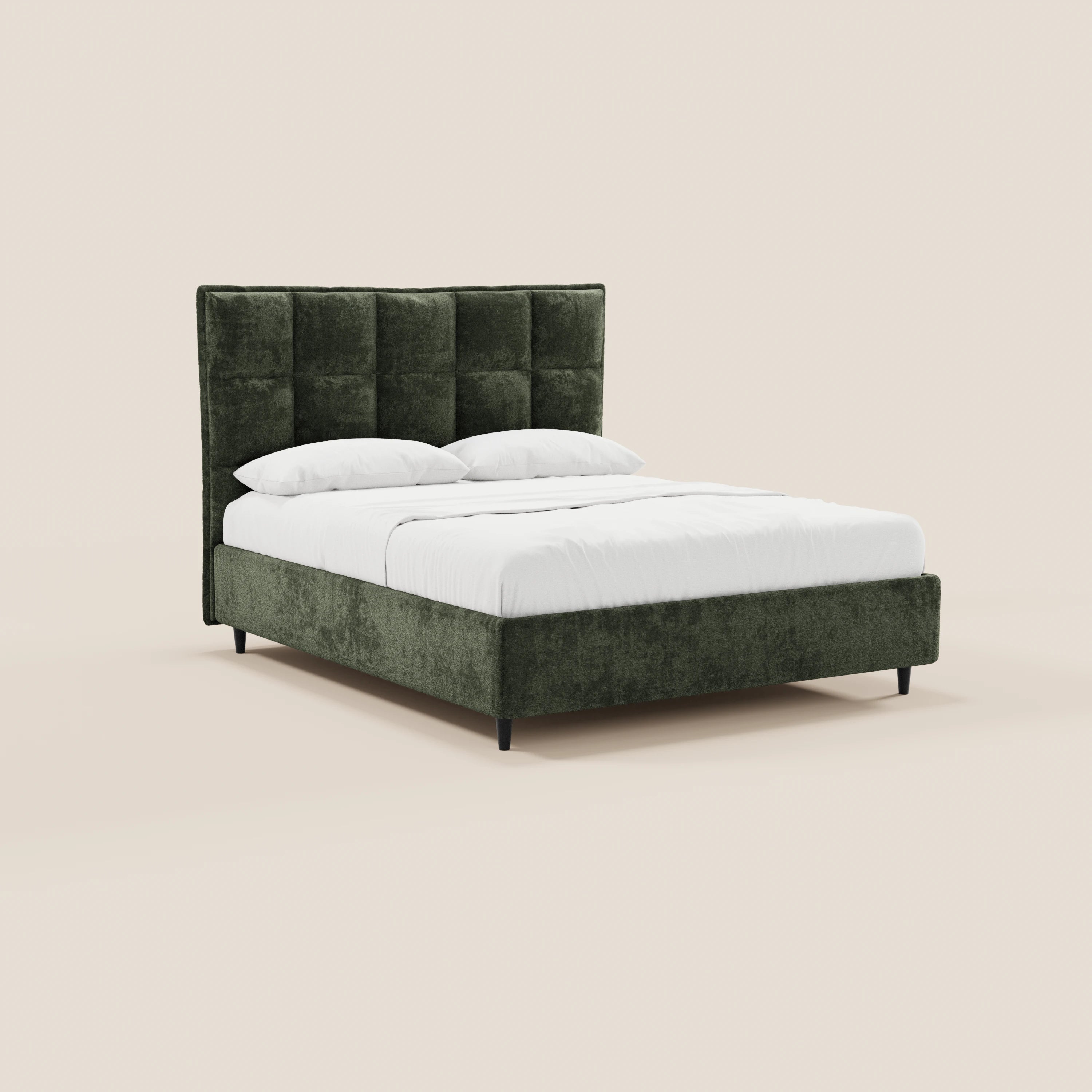 Il letto imbottito AURO di Letti.store presenta una testiera alta, di colore verde scuro, con finitura capitonné in ciniglia certificata Oeko-Tex®, un vano contenitore e gambe corte nere. È raffigurato ben rifatto, con biancheria da letto bianca su uno sfondo beige a tinta unita.