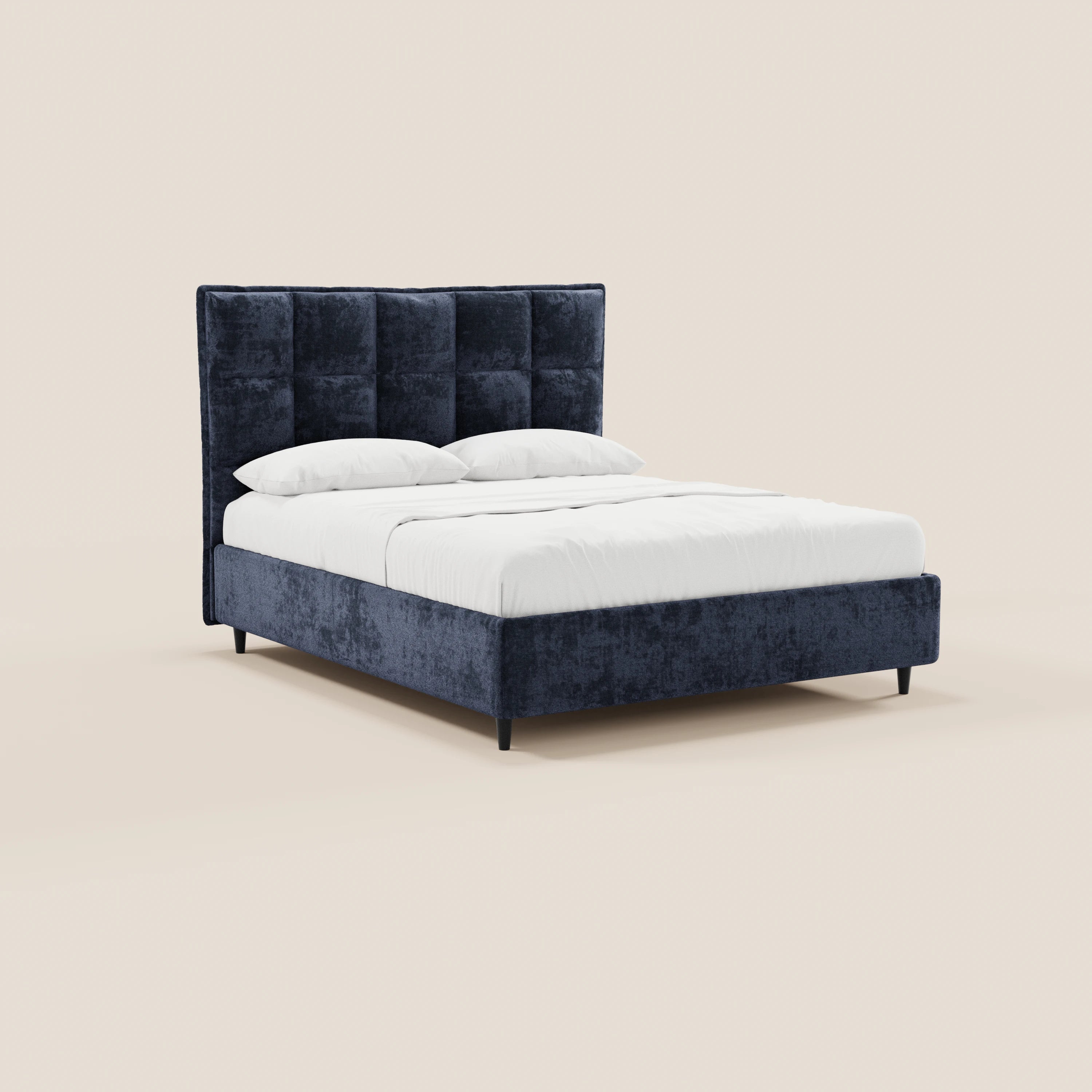 Il letto imbottito AURO di Letti.store presenta una testiera alta capitonné in ciniglia Oeko-Tex®, una struttura coordinata, biancheria da letto bianca con due cuscini e poggia su quattro gambe sottili e inclinate su uno sfondo beige chiaro.
