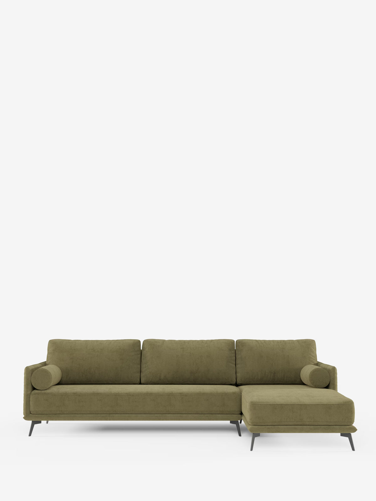 Il divano moderno angolare con penisola Basalto di Divani.Store è rivestito in tessuto T31 verde oliva resistente alle macchie e presenta tre cuscini dello schienale, due cuscini cilindrici e una chaise longue a destra. Il divano componibile poggia su sottili gambe in metallo nero e presenta un design semplice e moderno, in primo piano su uno sfondo bianco liscio senza altri oggetti visibili.