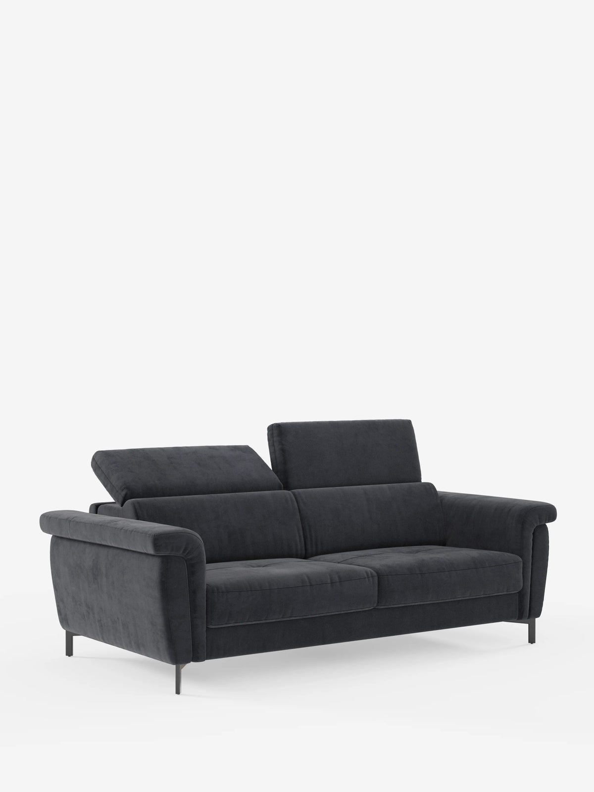 Un divano letto Capri di design, color grigio scuro, firmato Divani.Store, rivestito in raffinato tessuto T30 effetto velluto resistente alle macchie e sostenuto da sottili gambe alte nere. Il divano può ospitare comodamente tre persone ed è dotato di due poggiatesta regolabili — uno dei quali parzialmente sollevato — che ne esaltano la squisita manifattura italiana. Immagine scattata su uno sfondo bianco a tinta unita, senza oggetti o decorazioni aggiuntivi.