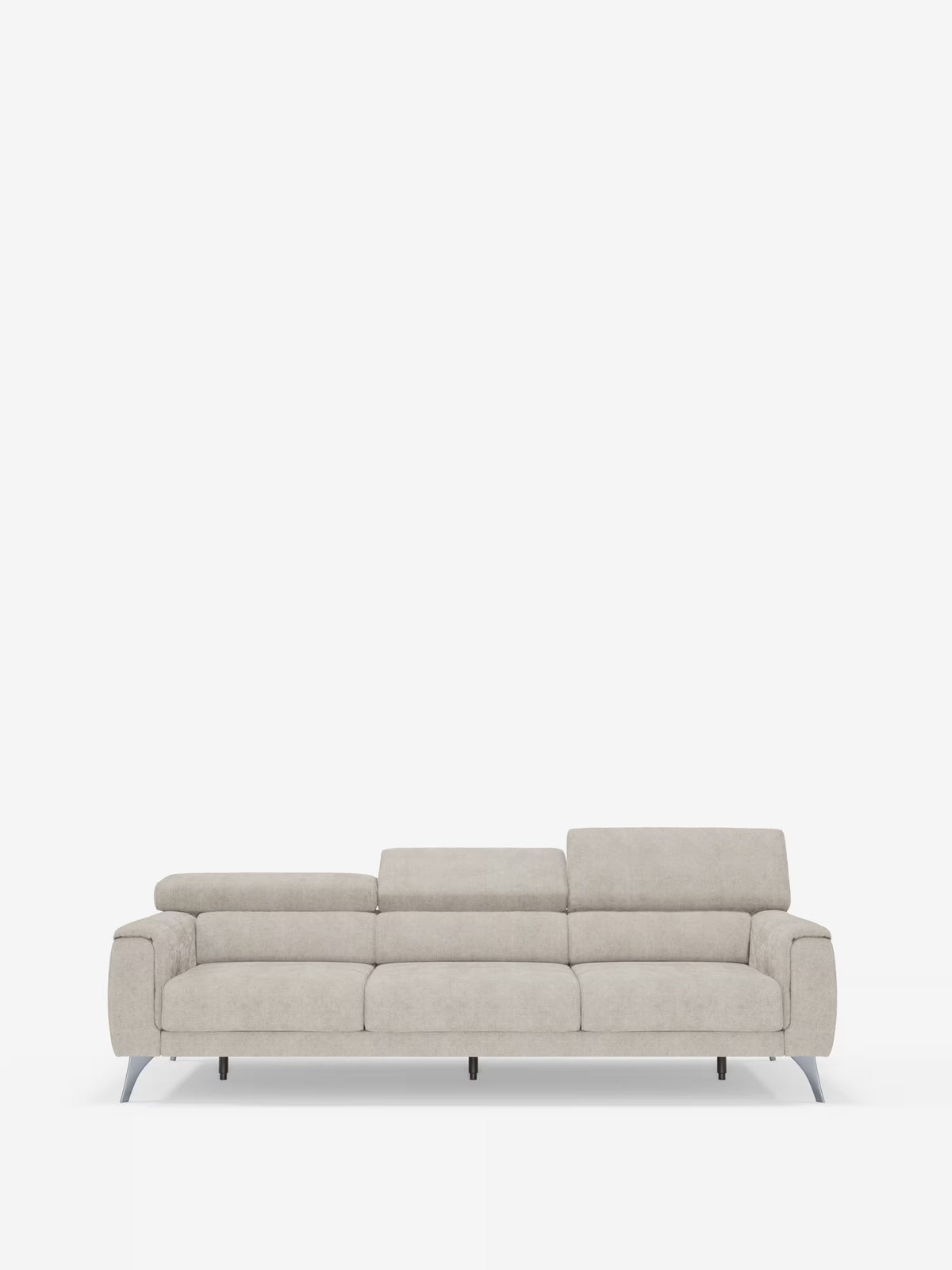 Un divano Caravaggio contemporaneo a 4 posti con tre sedute scorrevoli di Divani.Store, realizzato in tessuto T31 grigio chiaro antimacchia, con tre sedute scorrevoli, poggiatesta regolabili, braccioli bassi e gambe metalliche sottili, è esposto su uno sfondo bianco a tinta unita.