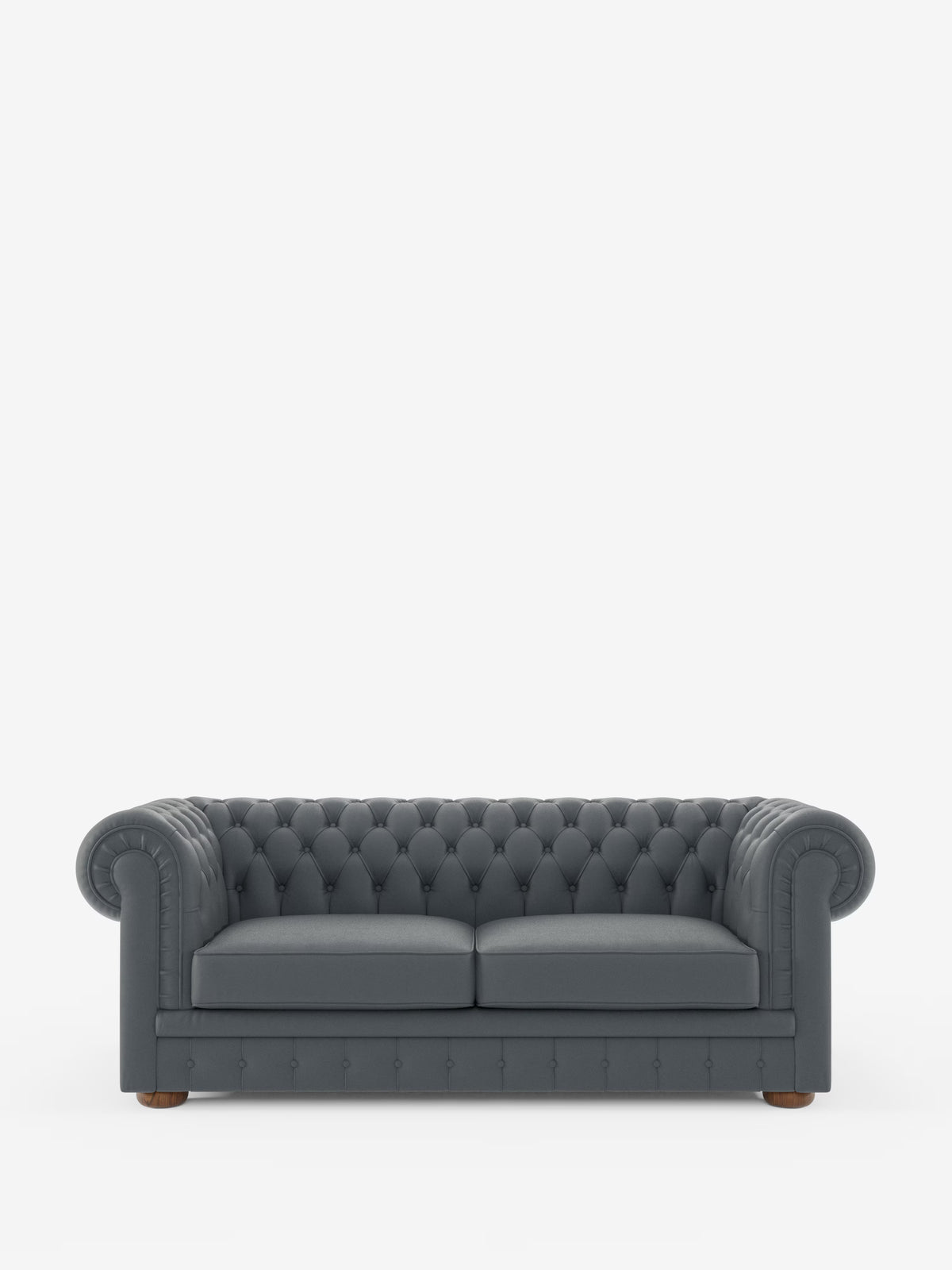 Un Chesterfield grigio scuro – Divano Chesterfield in vera pelle spessorata a 2 e 3 posti di Divani.Store, caratterizzato da braccioli arrotondati, due cuscini di seduta, gambe in legno e profondi dettagli trapuntati con bottoni. Il design classico è rivestito in morbida pelle di prima qualità e si distingue su uno sfondo bianco a tinta unita, per una finitura di lusso.