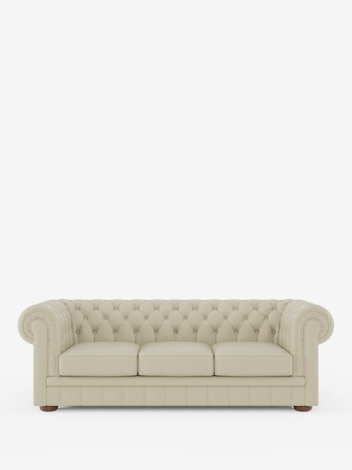 Un divano Chester 4 Posti 3 sedute in vera pelle beige – Chesterfield Capitonné Artigianale di Divani.Store, realizzato a mano in Italia, è posto al centro di uno sfondo bianco a tinta unita. Questo elegante divano presenta braccioli arrotondati, tre cuscini di seduta, gambe in legno e la classica trapuntatura a bottoni profondi sullo schienale e sui braccioli.