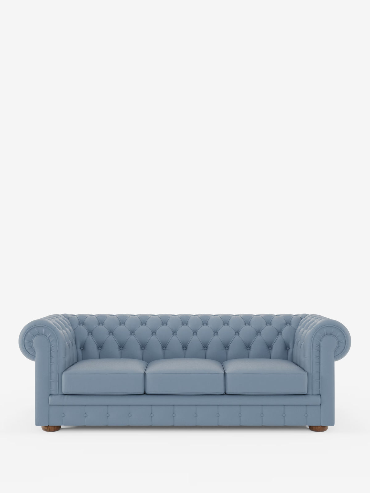Un divano “Chester 4 Posti 3 sedute in Vera Pelle – Chesterfield Capitonné Artigianale” di Divani.Store, di colore azzurro, caratterizzato da un rivestimento con profonda trapuntatura a bottoni in vera pelle, braccioli arrotondati e gambe in legno, è posizionato al centro su uno sfondo bianco a tinta unita. Questo elegante Chesterfield a tre posti è un esempio di design classico e di eccellente artigianato italiano.