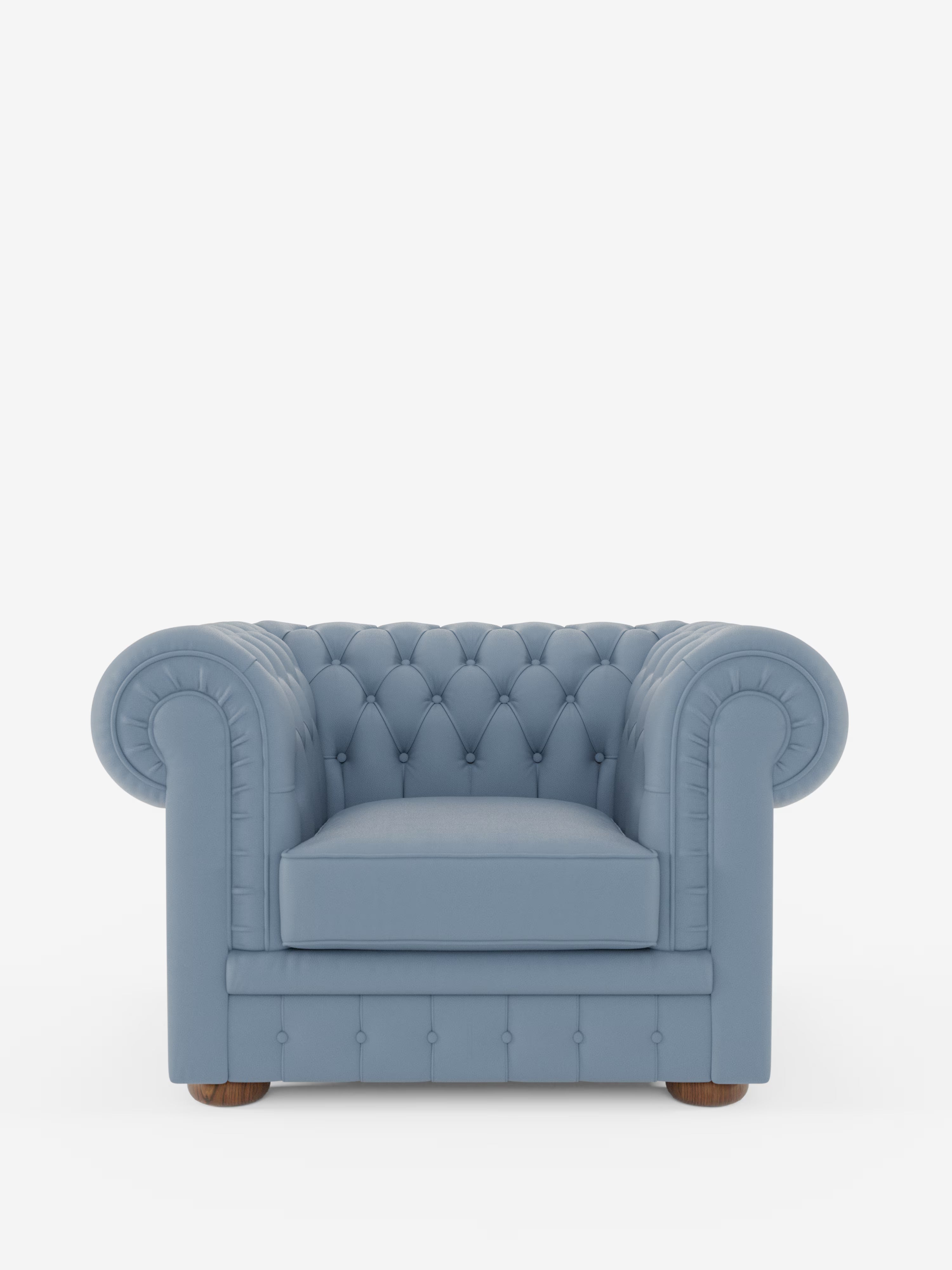 La poltrona Chester in vera pelle spessorata con capitonné artigianale di Divani.Store è presentata in vera pelle azzurra, caratterizzata da una profonda trapuntatura a bottoni realizzata a mano (capitonné), braccioli arrotondati e gambe in legno scuro. La poltrona è esposta su uno sfondo bianco a tinta unita, rivolta in avanti.