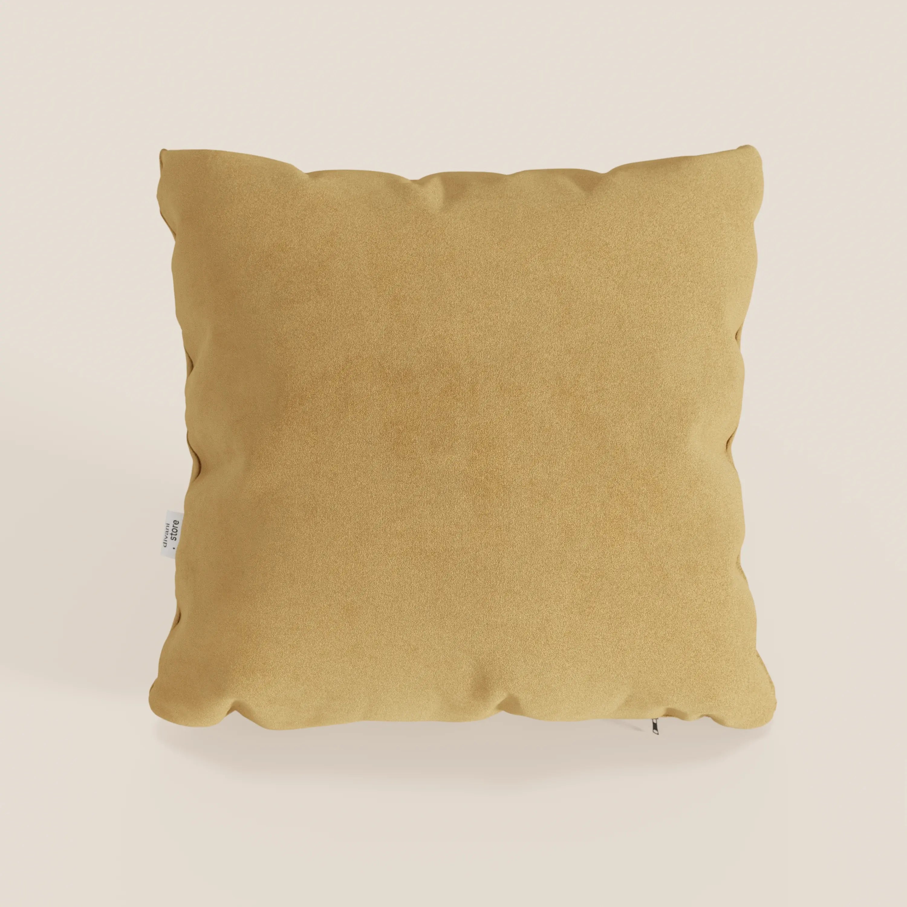 Il cuscino Jazz di Divani.Store in T11 giallo, realizzato in microfibra tecnica antimacchia, è quadrato e centrato su uno sfondo beige chiaro. Una piccola etichetta in tessuto bianco è visibile sulla cucitura laterale sinistra del cuscino.