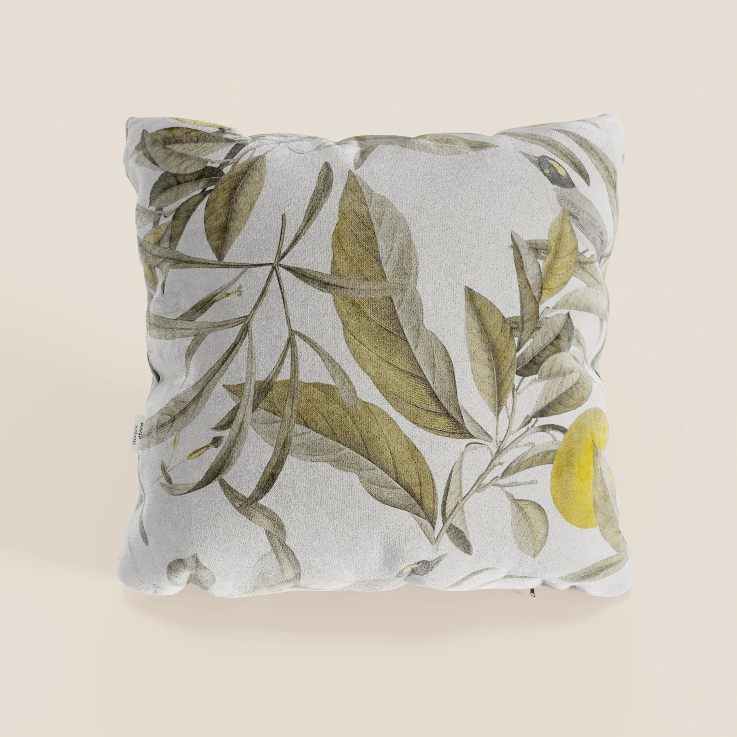 Il cuscino Lemon elegante collezione di cuscini a fantasia in velluto impermeabile panna di Divani.Store è un cuscino quadrato 45x45 con sfondo bianco ed elegante stampa di foglie verdi e limone giallo per un tocco fresco e minimalista.
