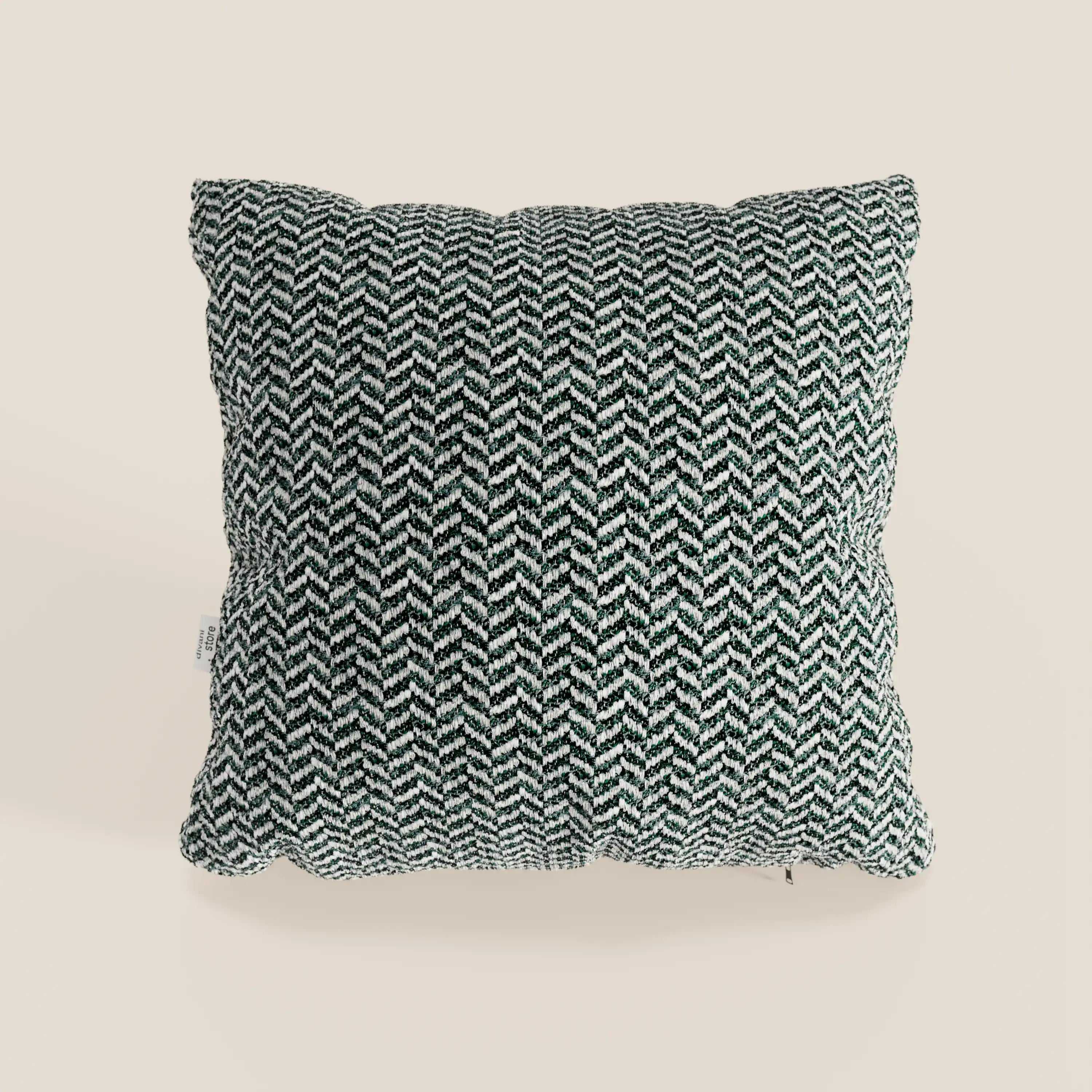 Il cuscino Sorrento 45x45 in lino di Divani.Store è un morbido cuscino quadrato lavabile in lavatrice, caratterizzato da un motivo a zigzag a chevron bianco e nero, eleganti bordi arrotondati e uno sfondo beige chiaro che gli conferisce un'eleganza naturale.