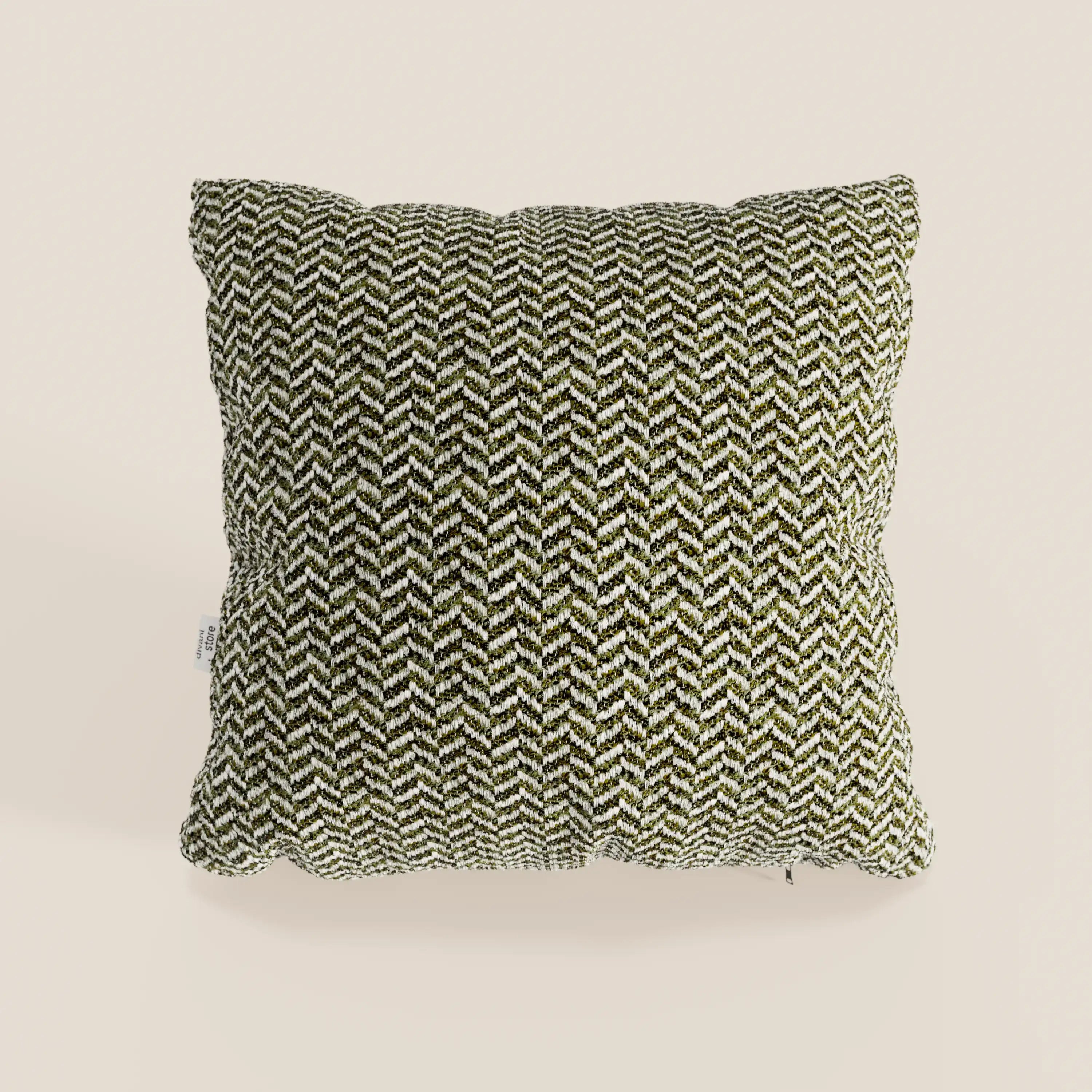 Il cuscino Sorrento 45x45 in lino di Divani.Store presenta un motivo a zig-zag bianco e nero, intrecciato e in rilievo, ispirato ai classici cuscini Nautilus, su uno sfondo beige chiaro che gli conferisce un’eleganza moderna.