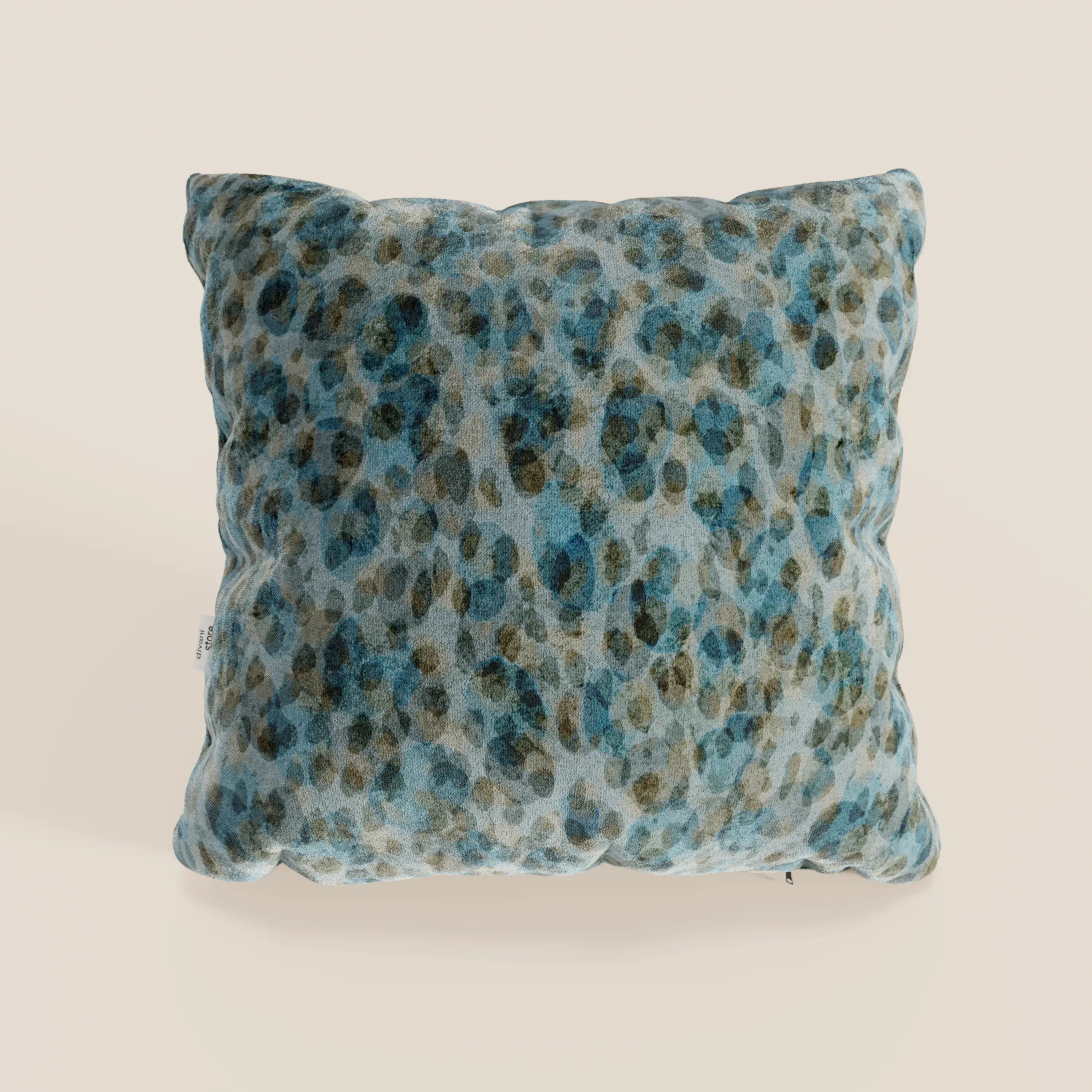 Il cuscino Brush di Divani.Store, 45x45 cm, è realizzato in morbido e vellutato tessuto impermeabile di colore azzurro. Il suo design felpato e il suo look moderno lo rendono un elegante cuscino decorativo per qualsiasi spazio.