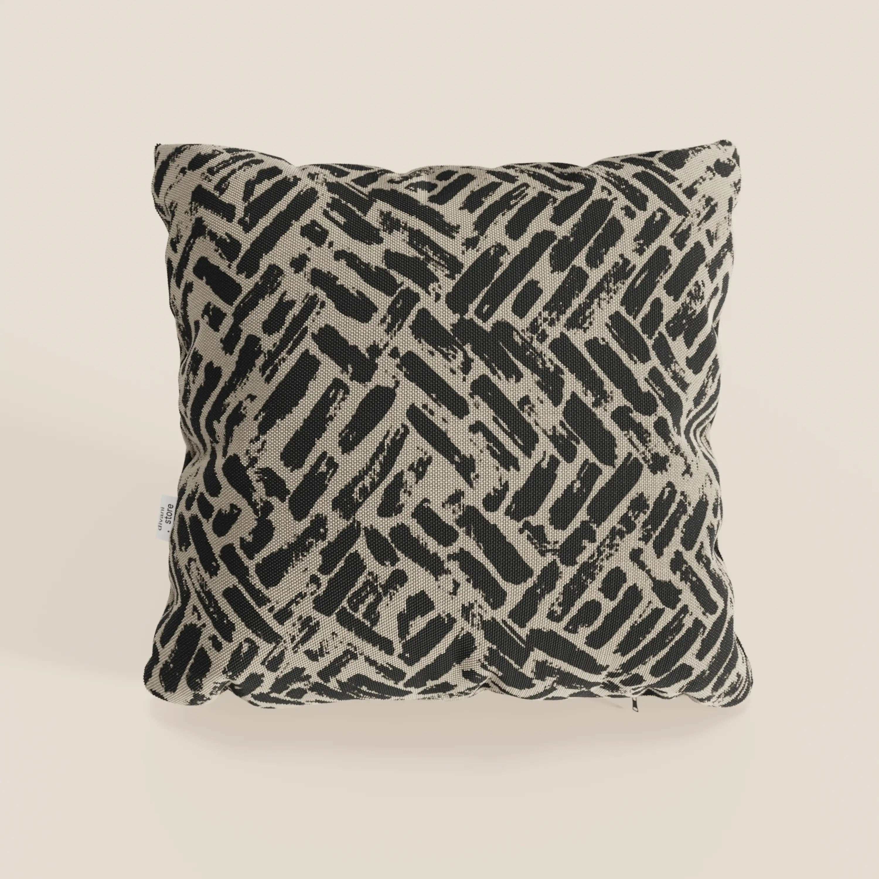 Il cuscino geometrico Brick di Divani.Store, realizzato in tessuto tortora idrorepellente e disponibile in vari colori, presenta un moderno disegno geometrico che risalta sulle superfici chiare per un look elegante e contemporaneo.