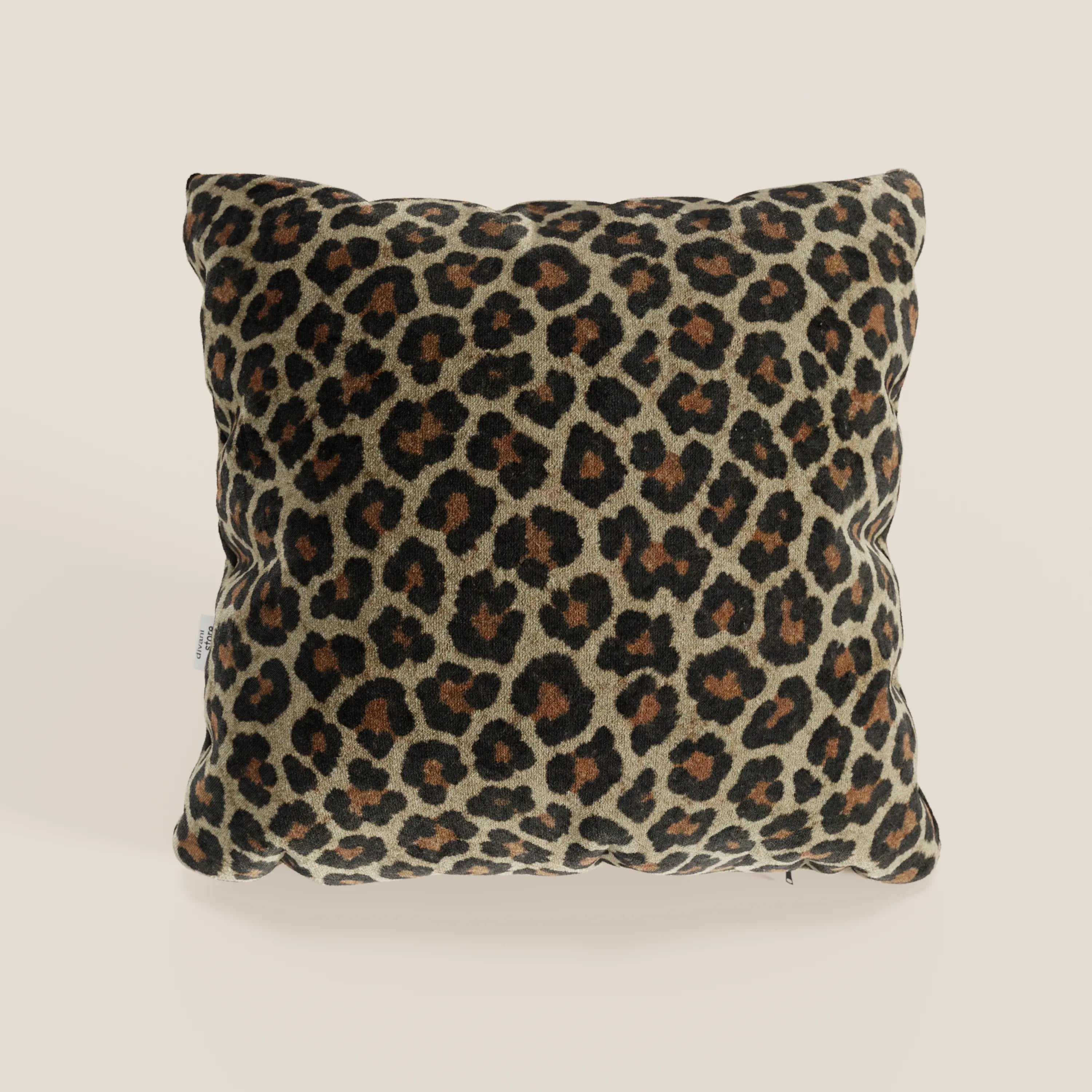 Il cuscino Wild della collezione Wild di Divani.Store è un cuscino quadrato a stampa leopardata in microfibra impermeabile con macchie nere e marroni su sfondo marrone, raffigurato su uno sfondo chiaro.