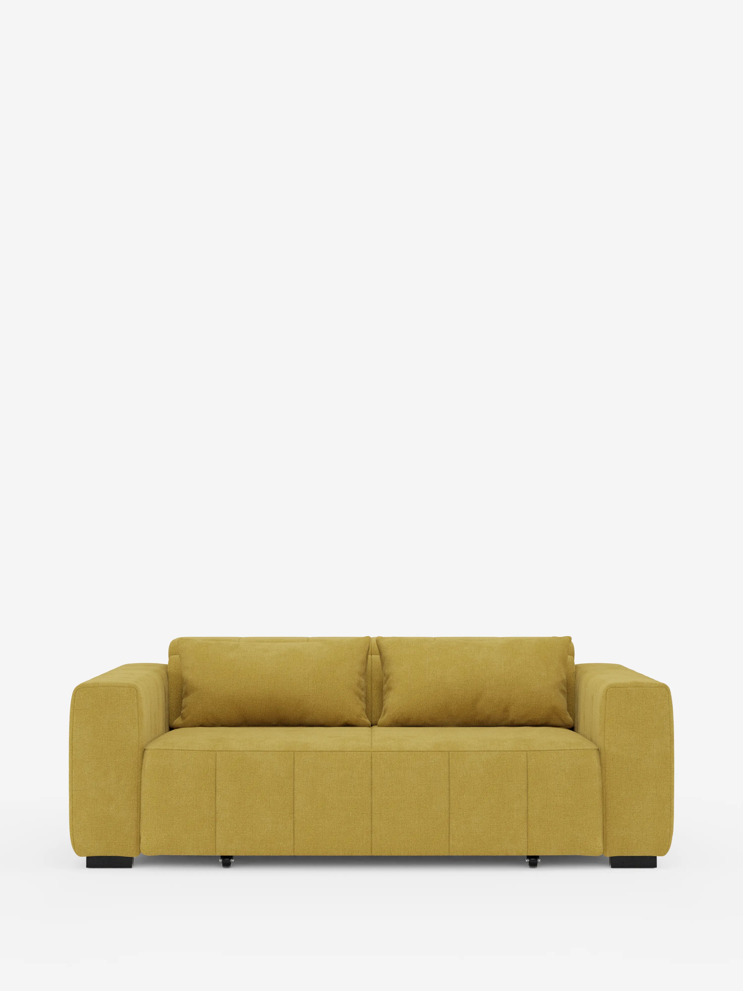 Un divano a 3 posti in stile dorico, moderno e dalle forme squadrate, di colore giallo senape, firmato Divani.Store, con braccioli spessi e due cuscini dello schienale, è posizionato al centro di uno sfondo bianco. Questo modello si caratterizza per le linee pulite, il profilo ribassato, i piedini neri squadrati e le sedute allungabili con funzione relax elettrica e poggiatesta reclinabili, rivestite in tessuto T23 smacchiabile, che gli conferiscono un aspetto minimalista e contemporaneo.