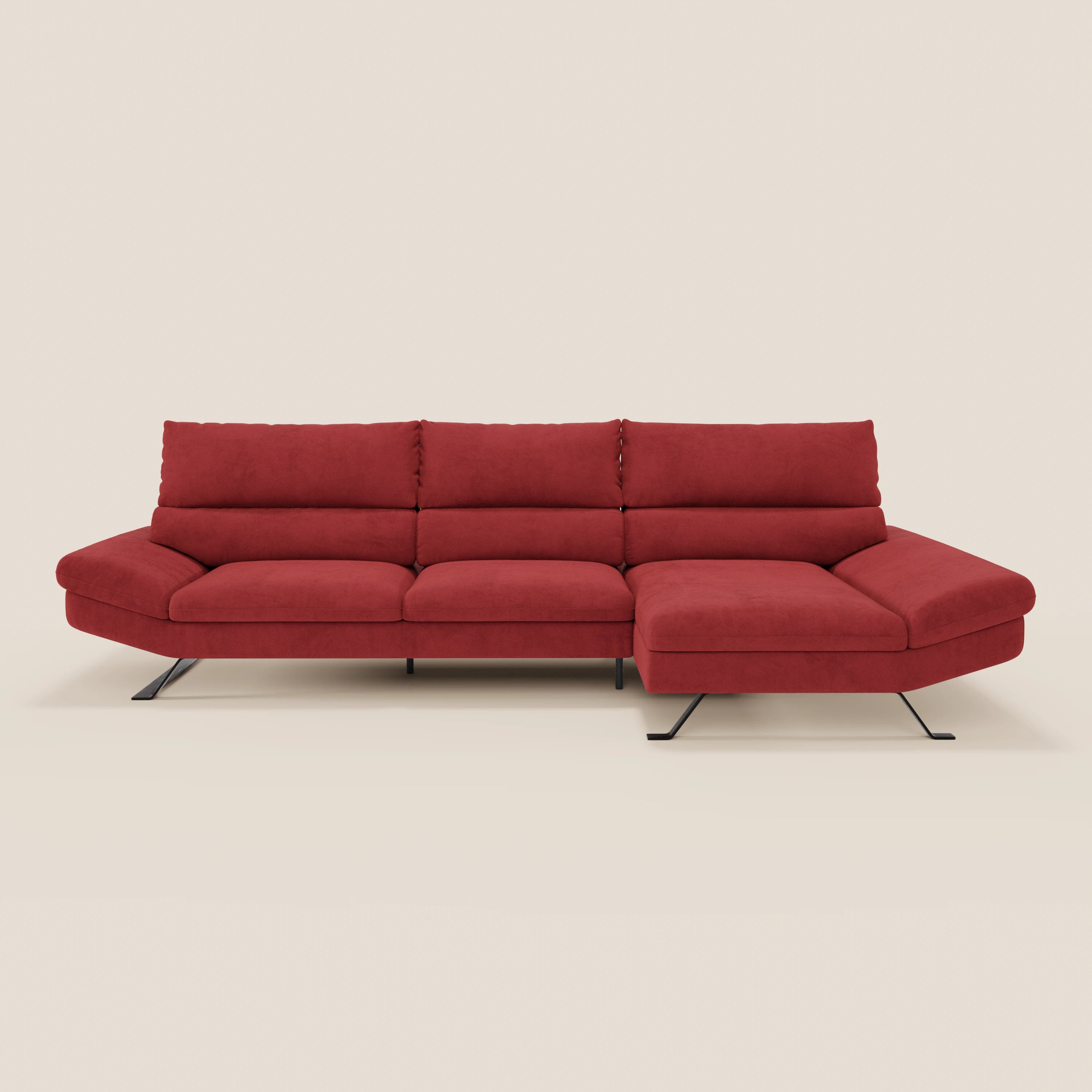 Il divano angolare Eclipse di Divani.Store è caratterizzato da tre cuscini di seduta, una chaise longue orientata verso destra, schienali bassi con inserti orizzontali e sottili gambe in metallo nero in microfibra T11 facile da pulire, il tutto su uno sfondo beige chiaro.