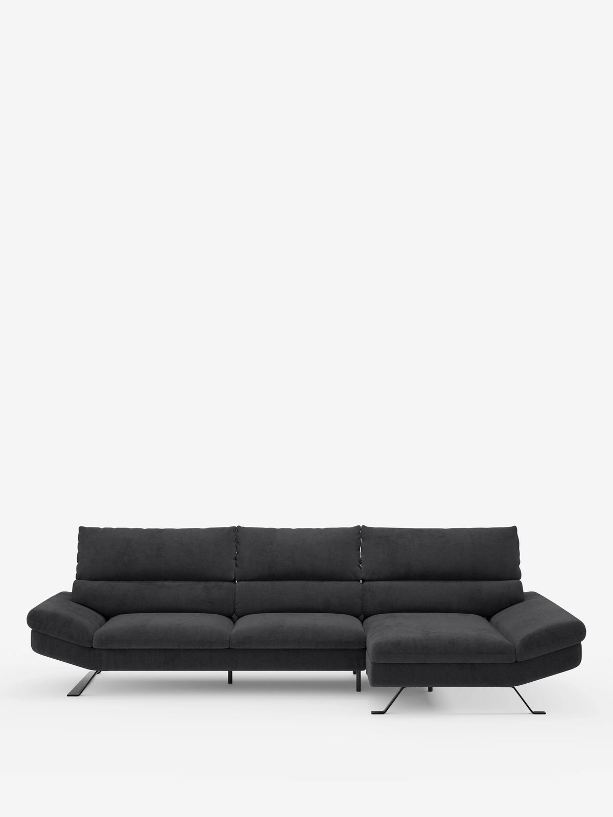 Un divano angolare contemporaneo Eclipse con penisola e schienali traslanti in microfibra tecnica smacchiabile T11 di Divani.Store, rivestito in grigio scuro con tre cuscini di seduta e una chaise longue sul lato destro. Questo divano componibile presenta gambe in metallo sottili e angolate e uno schienale traslante basso e regolabile, il tutto su uno sfondo bianco a tinta unita.