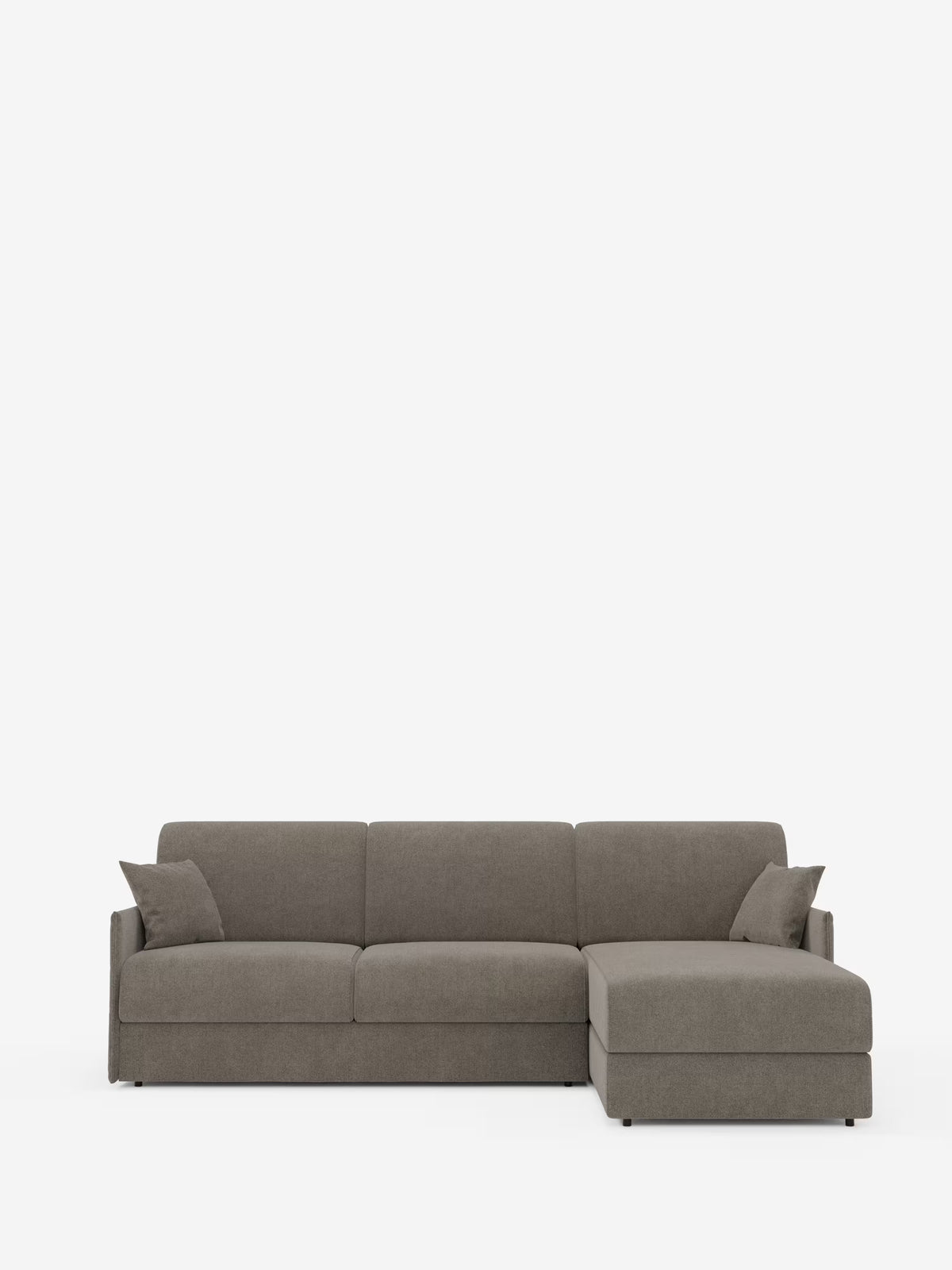 Il divano letto angolare con penisola contenitore Evans di Divani.Store è un moderno divano componibile con chaise longue a destra, rivestito in tessuto grigio T23 facile da pulire. Caratterizzato da linee pulite, tre cuscini di seduta, due cuscini decorativi grigi abbinati e braccioli dal profilo basso, questo elegante divano si staglia su uno sfondo bianco a tinta unita e vanta un design compatto con un pratico spazio contenitore.
