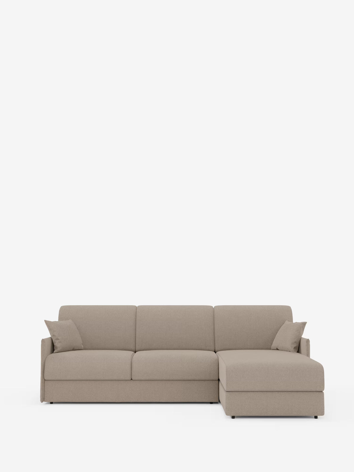 Un divano letto angolare beige Evans con penisola contenitore di Divani.Store, caratterizzato da linee pulite, due cuscini decorativi coordinati e una chaise longue sul lato destro rivestita in tessuto T23 resistente alle macchie. Il design compatto si staglia su uno sfondo bianco semplice, esaltandone il fascino minimalista e moderno.