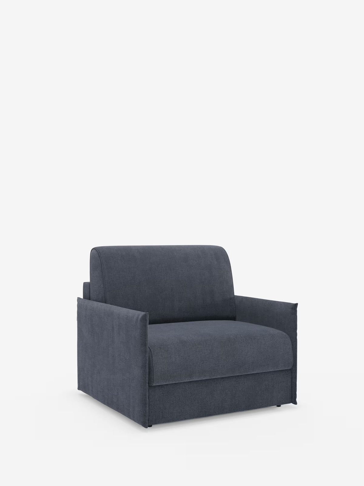 Una poltrona letto compatta contemporanea Evans con materasso di Divani.Store, rivestita in blu scuro, presenta un’ampia seduta imbottita, braccioli dritti e uno schienale basso su uno sfondo bianco a tinta unita. Le linee pulite e la silhouette squadrata della poltrona ne definiscono il look moderno, mentre il suo design salvaspazio include un comodo materasso sfoderabile da 70x197 in tessuto smacchiabile T23 per una maggiore funzionalità.