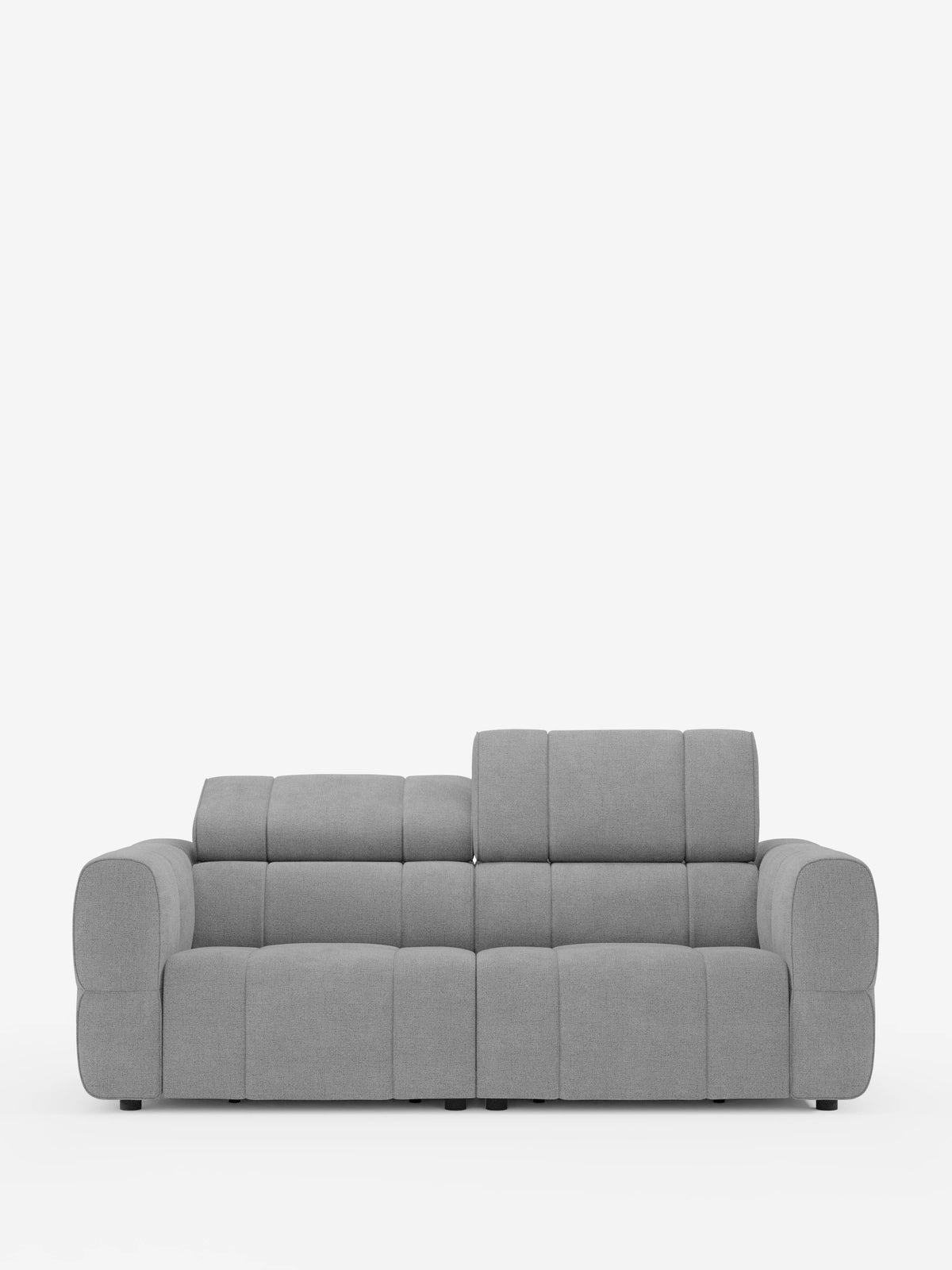 Un divano modulare Giotto a 3 posti in tessuto grigio, dal design contemporaneo, con braccioli imbottiti e poggiatesta regolabili, è raffigurato su uno sfondo bianco; uno dei poggiatesta è in posizione verticale.