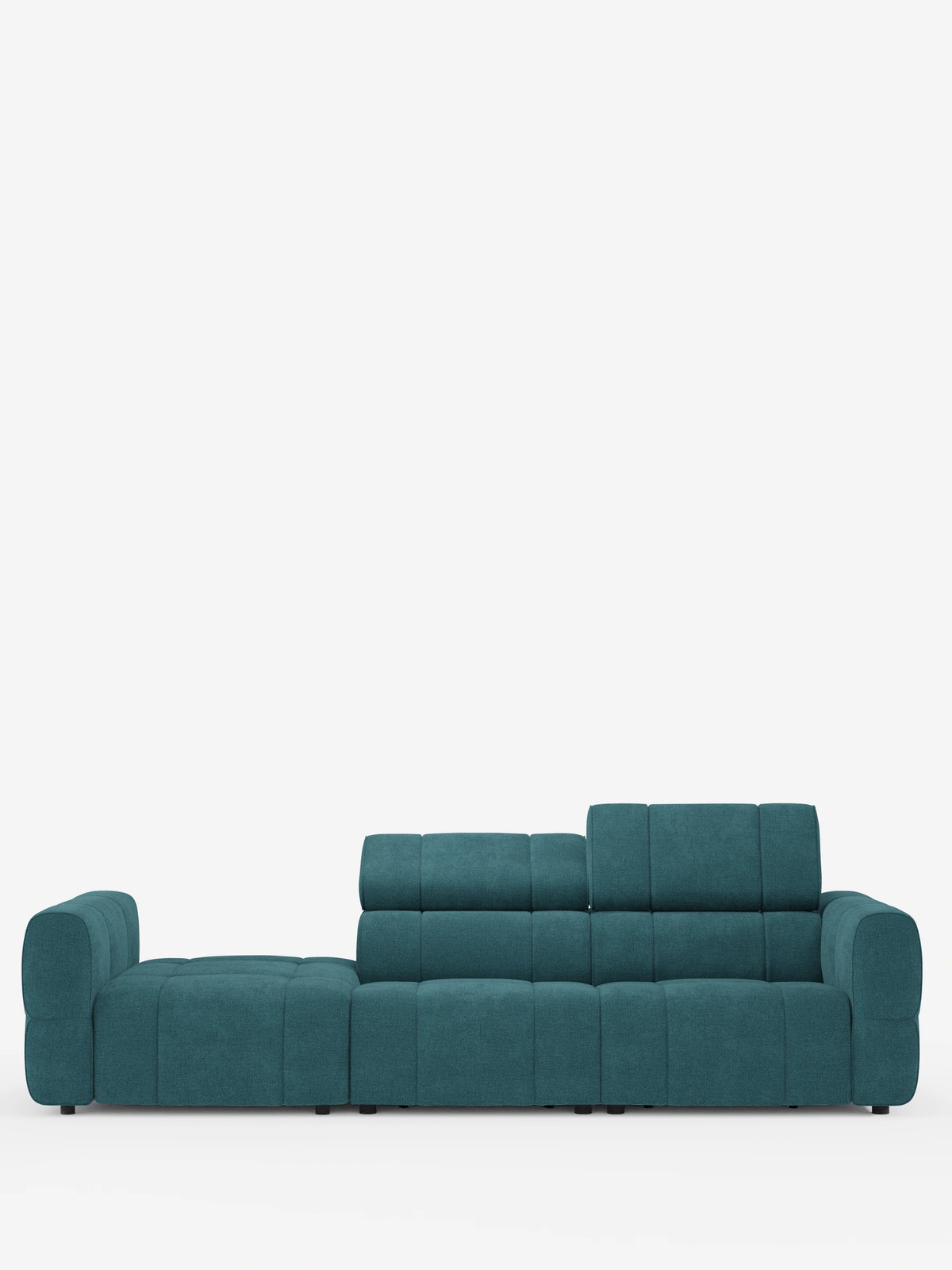 Un divano componibile Giotto color verde acqua con terminale aperto – opzione relax elettrico in tessuto smacchiabile T23 – è raffigurato su uno sfondo bianco, caratterizzato da un’ampia chaise longue aperta su un lato e da poggiatesta regolabili in tessuto testurizzato.