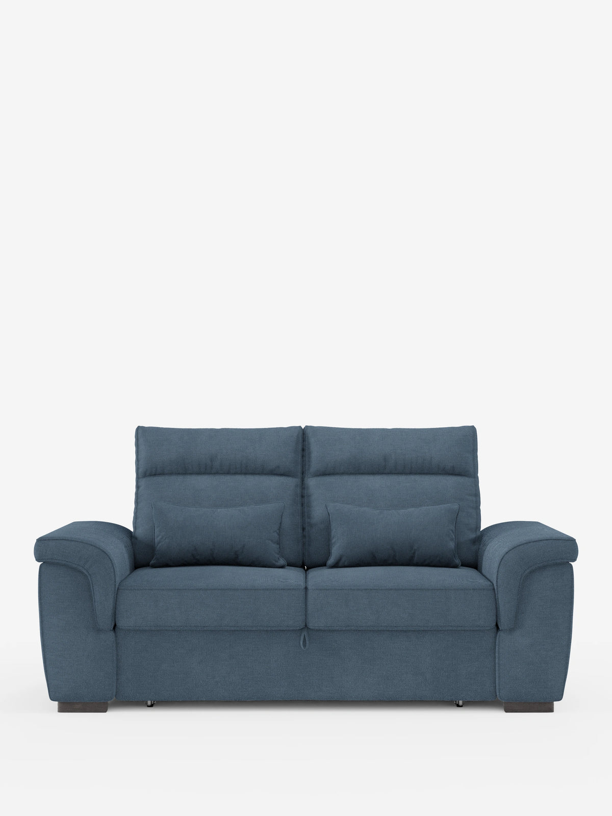 Il divano Ischia a tre posti con pouf estraibile e schienali scorrevoli in tessuto misto lino lavabile è un divano in tessuto blu a tre posti con due ampi cuscini dello schienale, due cuscini decorativi, braccioli ricurvi e piedini in legno scuro.