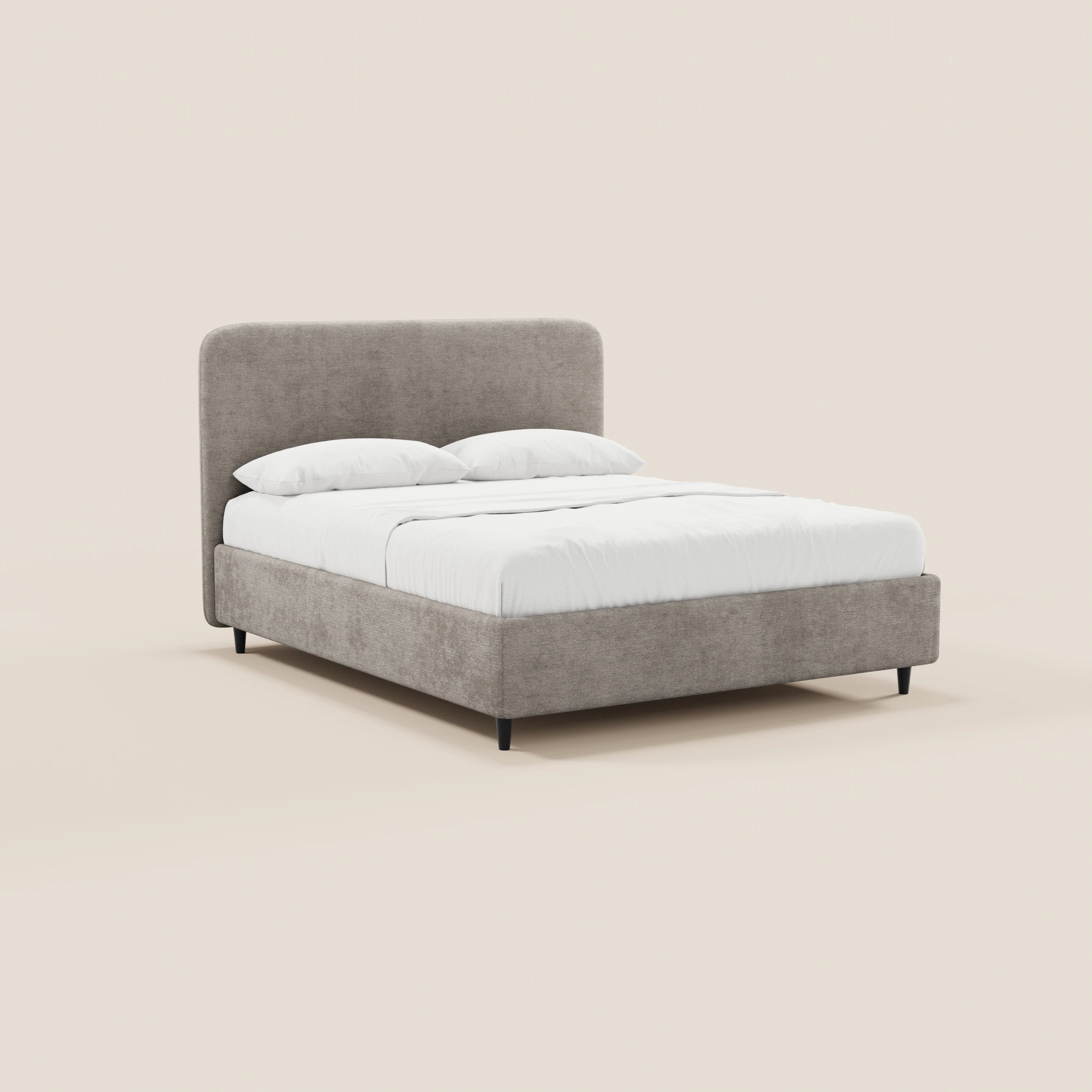 Il letto imbottito KAELOS minimal di Letti.store presenta una struttura rivestita in ciniglia beige chiaro, una testiera arcuata, gambe alte e spazio contenitivo. Qui è raffigurato con biancheria da letto e cuscini bianchi, per un look minimalista e neutro.