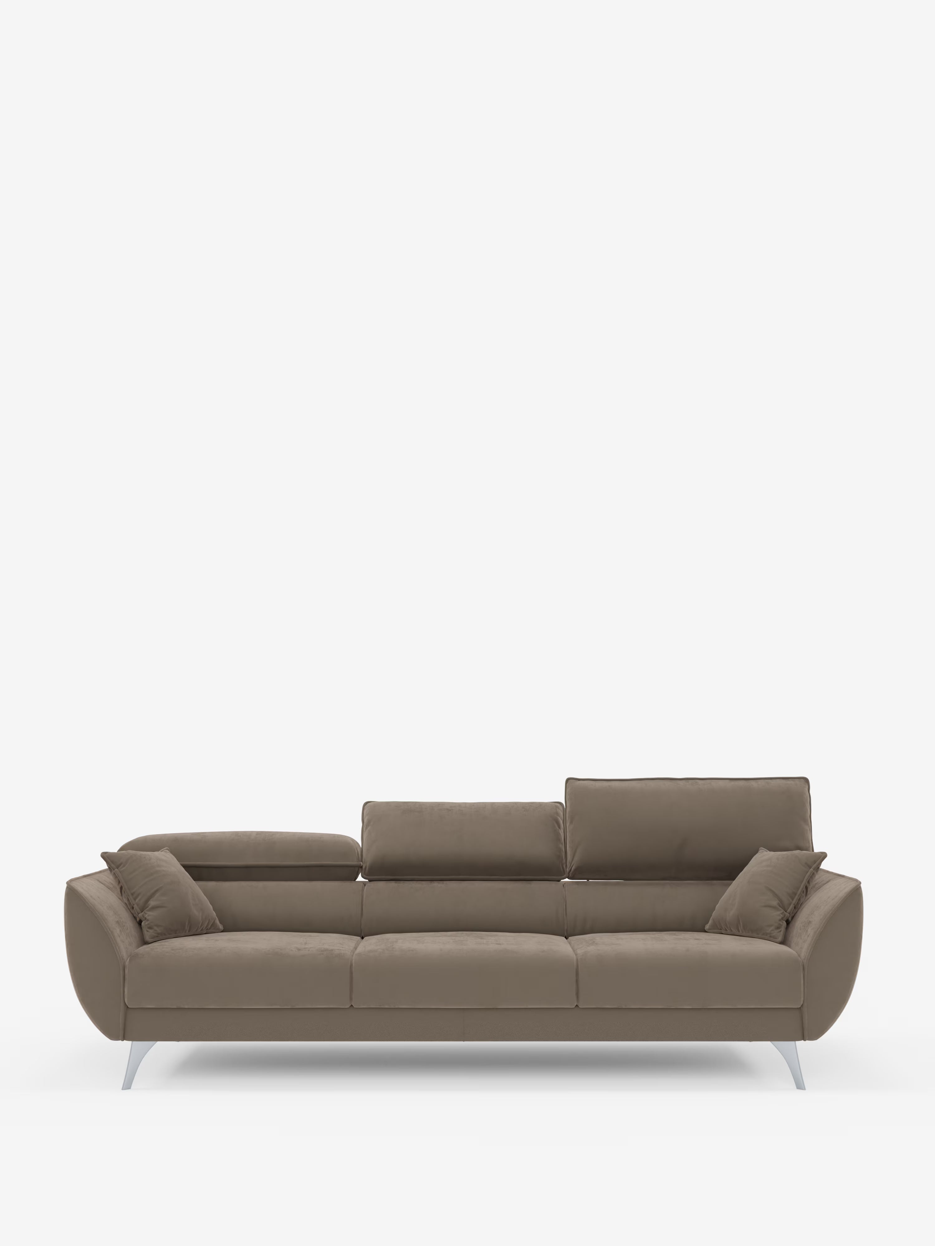 Vi presentiamo il divano Michelangelo 4 Posti di Divani.Store: un divano contemporaneo color taupe, rivestito in elegante velluto T30 resistente alle macchie, dotato di tre sedute estensibili, poggiatesta reclinabili, cuscini dello schienale rettangolari, due cuscini per i braccioli e una silhouette dal profilo basso con ampi braccioli e raffinate gambe in metallo argentato. Immagine ripresa su sfondo bianco.