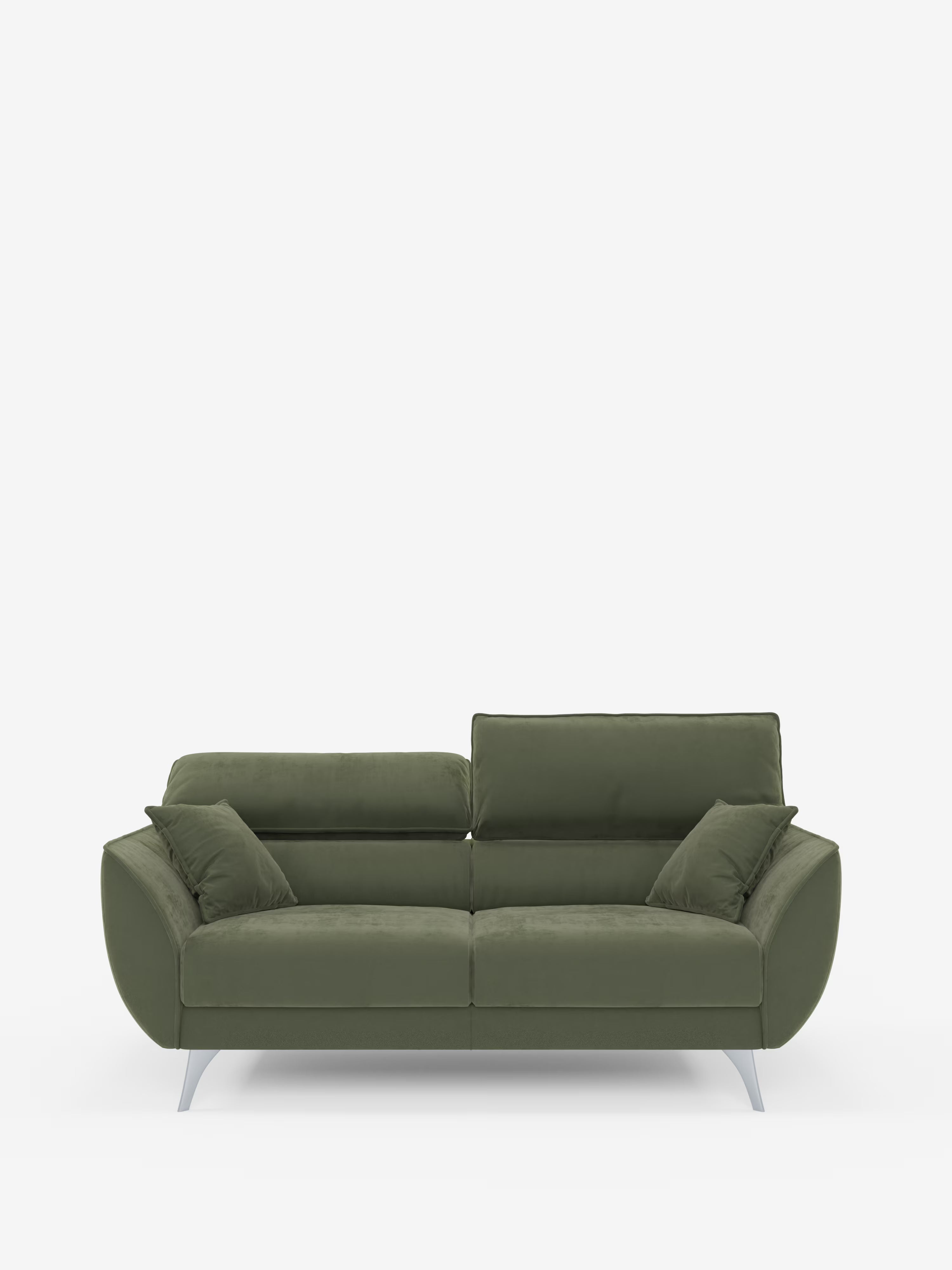 Un divano contemporaneo Michelangelo a 2 e 3 posti di Divani.Store in verde scuro, rivestito in tessuto T30 antimacchia, dotato di due cuscini di seduta allungati, due cuscini dello schienale con poggiatesta reclinabili e due cuscini coordinati. Il divano minimalista è sostenuto da eleganti gambe in metallo ed è messo in risalto su uno sfondo bianco a tinta unita.