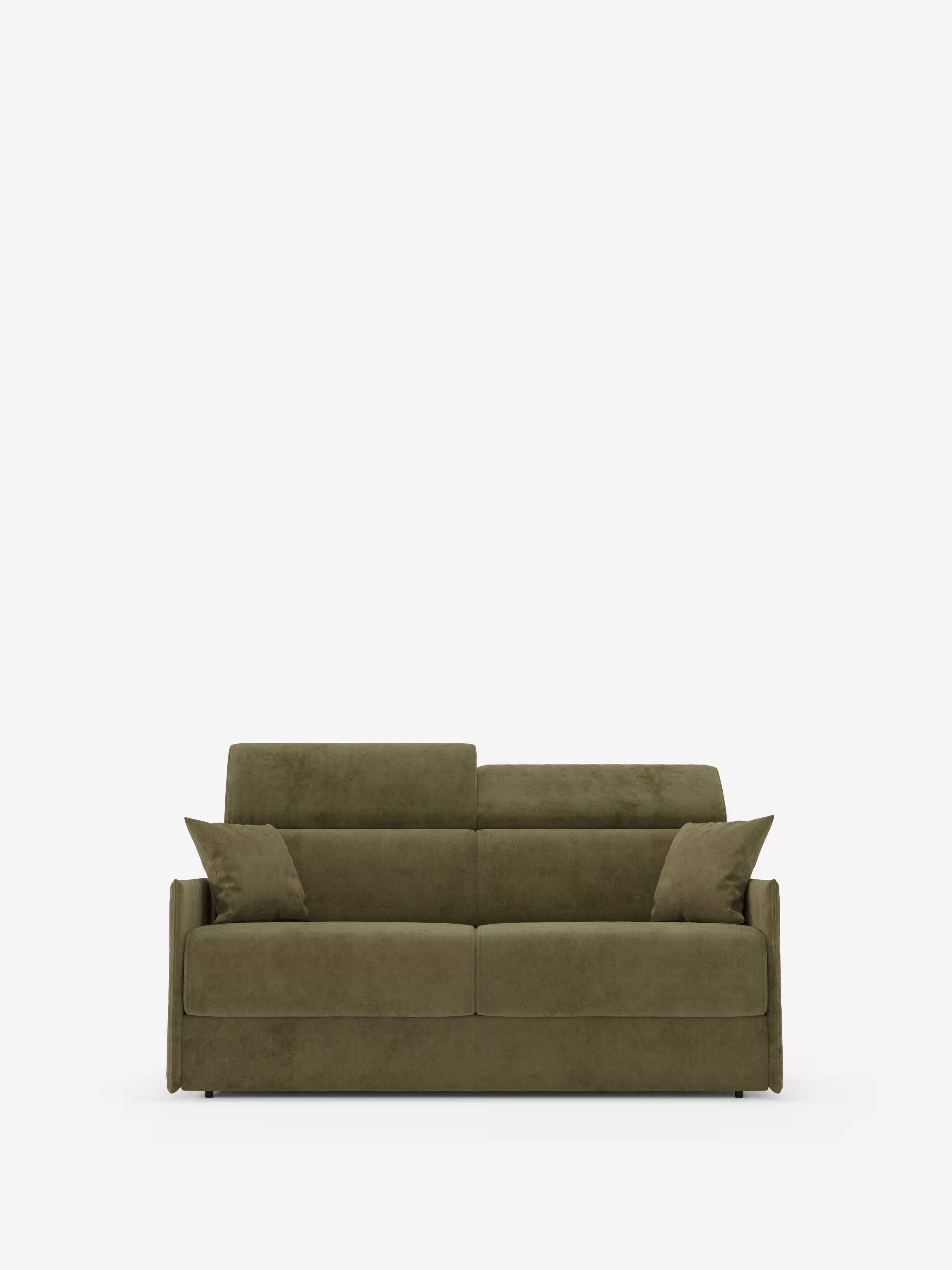 Miryam, divano letto con poggiatesta reclinabili e comfort maxi di Divani.Store, realizzato in morbido tessuto smacchiabile T31, colore verde oliva, composto da due cuscini di seduta, due cuscini di schienale e due cuscini decorativi abbinati. Questo divano compatto presenta un design pulito e moderno in stile minimal contemporaneo ed è messo in risalto da uno sfondo bianco a tinta unita.