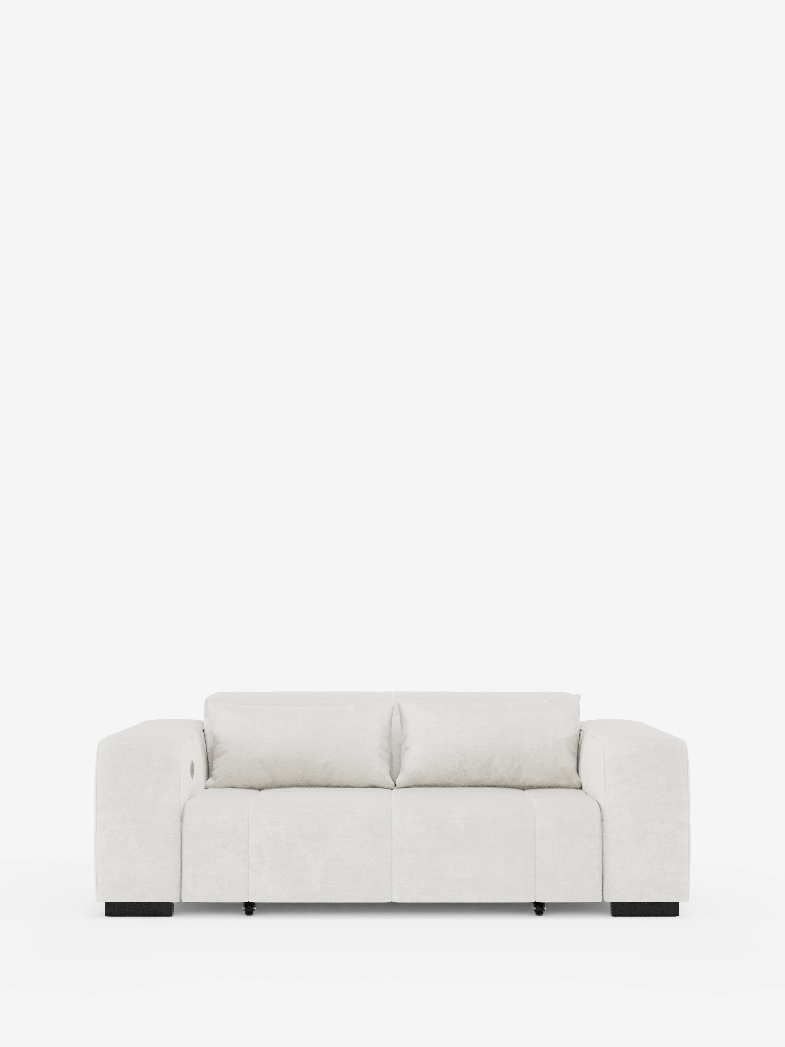 Un moderno divano Monarch con funzione relax elettrica di Divani.Store, rivestito in morbido tessuto T31 resistente alle macchie, caratterizzato da ampi braccioli e due cuscini di seduta. Posizionato su uno sfondo bianco a tinta unita, questo divano dalle linee pulite e minimaliste è impreziosito da piedini neri leggermente visibili alla base. Il design include sedute estensibili elettricamente e un poggiatesta reclinabile per un comfort ancora maggiore.