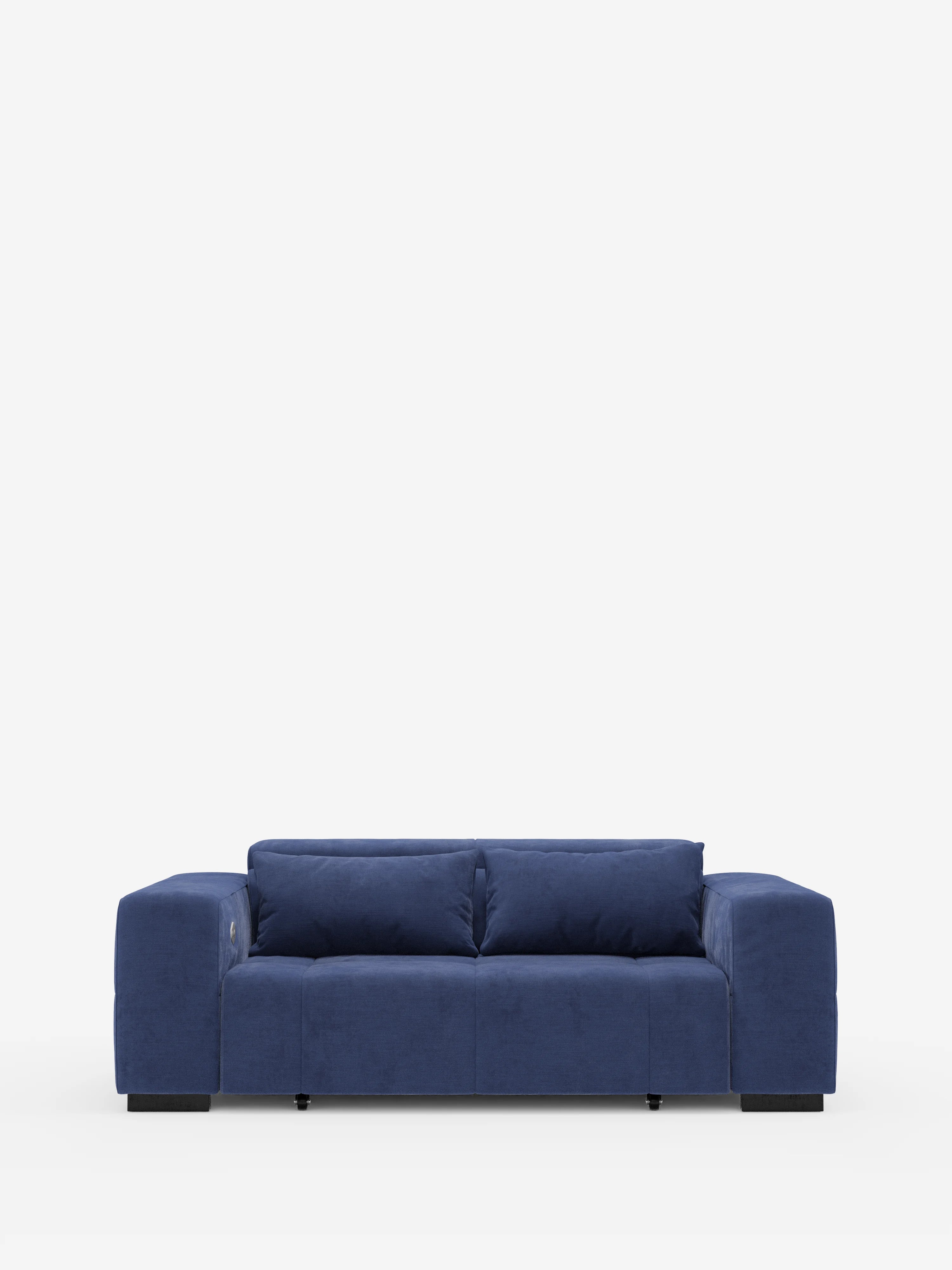 Un divano contemporaneo “Monarch” in velluto blu scuro con funzione relax elettrica per l'allungamento delle sedute e poggiatesta reclinabile di Divani.Store, rivestito in morbido tessuto T31 antimacchia, con ampi braccioli, due cuscini di seduta e due cuscini di schienale, si stacca su uno sfondo bianco a tinta unita. Questo divano contemporaneo presenta un design squadrato e minimalista con piedini a blocco neri e include le funzioni di estensione elettrica della seduta e di reclinazione del poggiatesta.