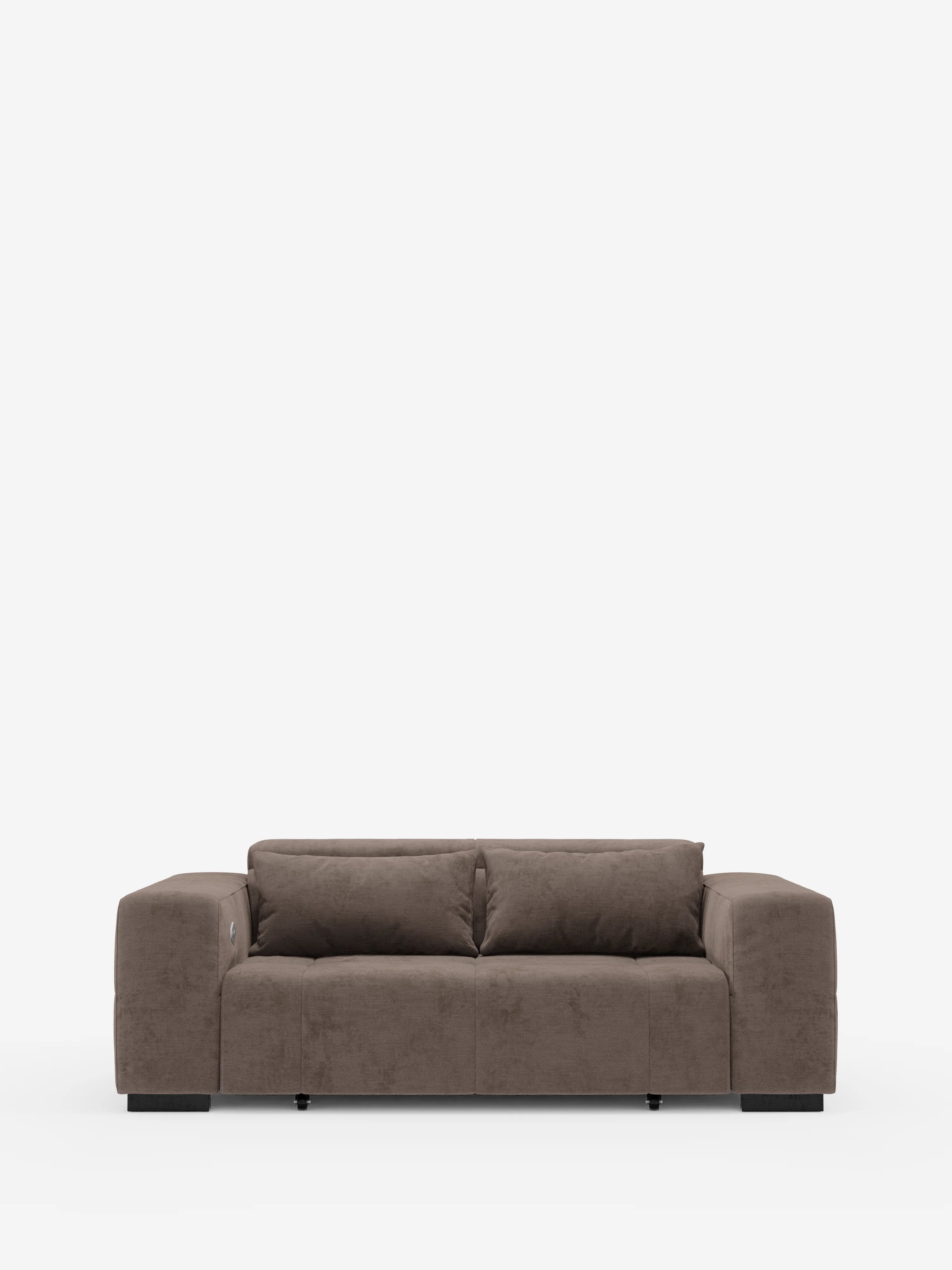 Un divanetto contemporaneo, dalla forma squadrata e di colore marrone — il “Monarch Divano con Relax Elettrico per l’allungamento delle sedute e poggiatesta reclinabile” di Divani.Store — presenta ampi braccioli, morbidi cuscini di seduta e schienale e gambe corte di colore nero. Rivestito in morbido tessuto T31 resistente alle macchie, questo divano moderno è presentato in una vista frontale diretta su uno sfondo bianco a tinta unita.