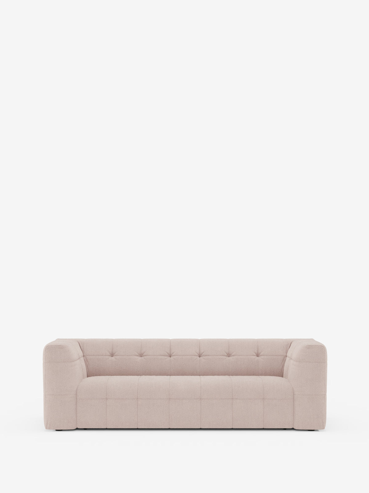 Un moderno divano modulare Mosaic a 3 e 4 posti in bouclé di Divani.Store, realizzato in tessuto T21 beige chiaro antimacchia e caratterizzato da un motivo a griglia capitonné, con braccioli squadrati e schienale basso, si stacca su uno sfondo bianco a tinta unita. Questo divano modulare minimalista è privo di cuscini o decorazioni.