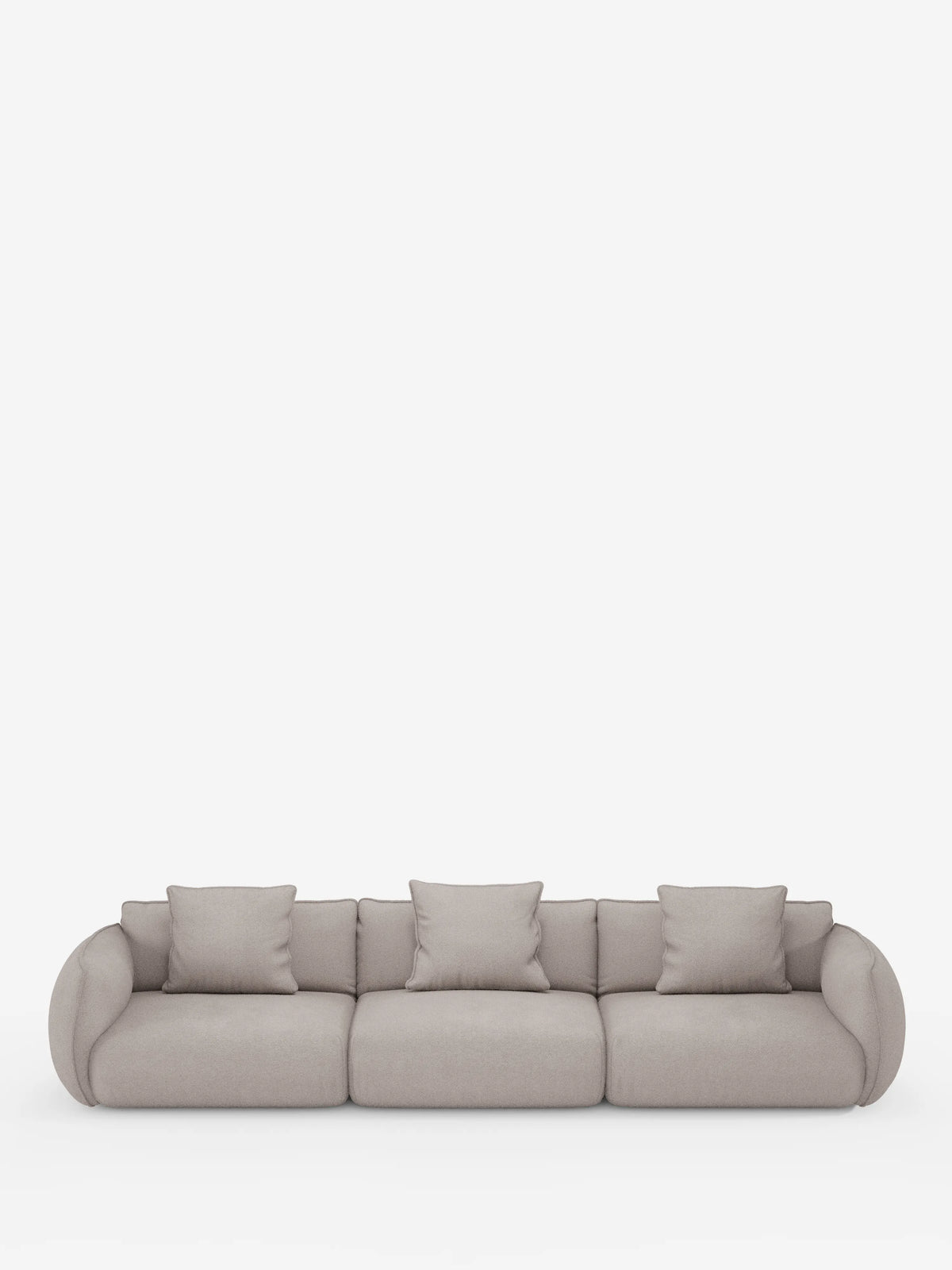 Un moderno divano modulare Nimbus a 3 posti di Divani.Store, rivestito in tessuto T33 beige chiaro smacchiabile effetto cotone. Questo elegante divano è dotato di tre cuscini di seduta e quattro cuscini quadrati abbinati, con braccioli arrotondati e schienale basso. Si presenta su una base bianca liscia, senza gambe visibili né elementi decorativi.