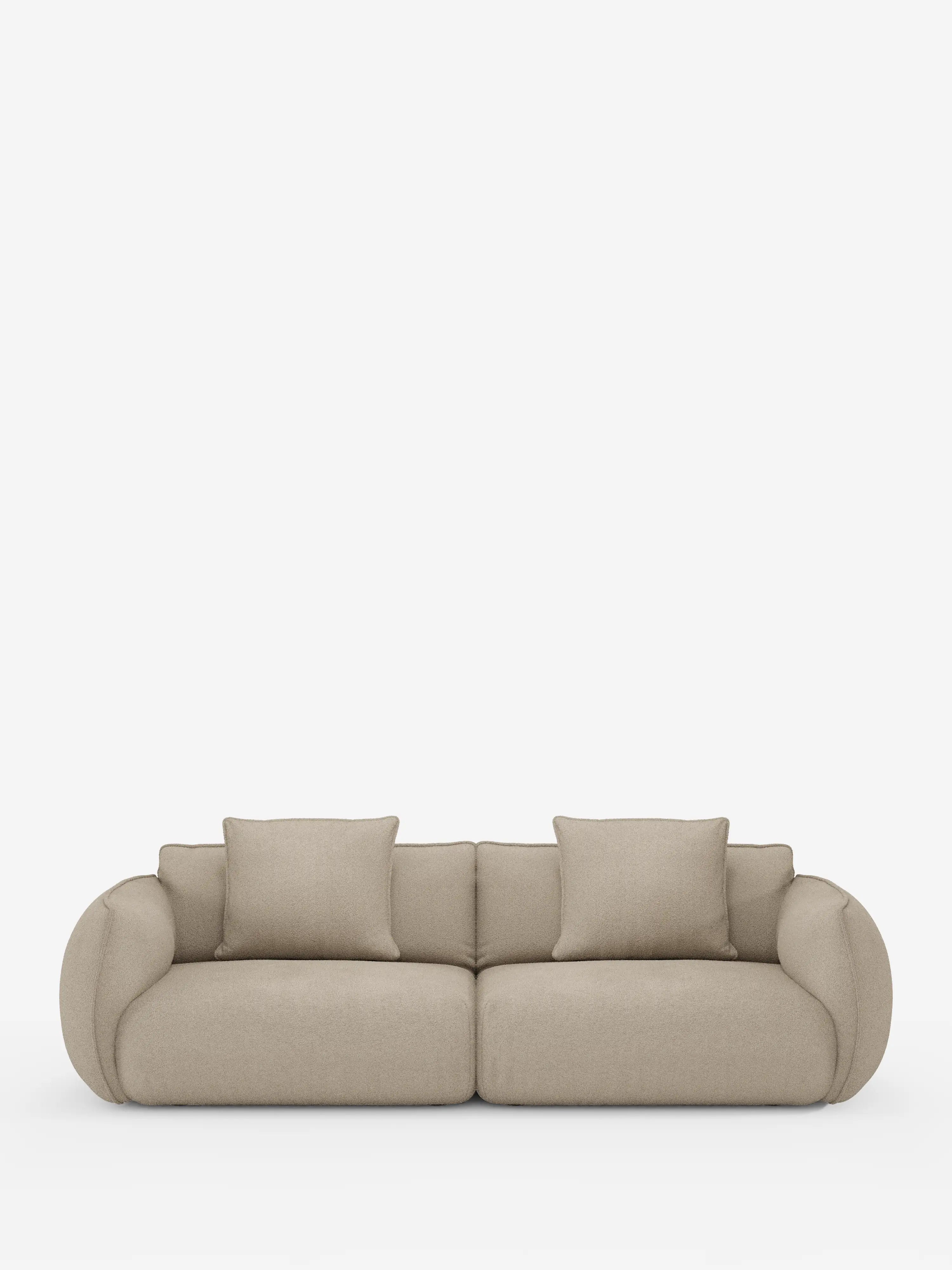 Un divano a 3 posti modulare e componibile Nimbus in stile contemporaneo, color beige, firmato Divani.Store, rivestito in tessuto T33 effetto cotone, facile da pulire. Questo divano modulare da 250 cm presenta braccioli e schienale arrotondati e imbottiti, due ampi cuscini di seduta e due cuscini quadrati coordinati. Il design è presentato su uno sfondo bianco a tinta unita per un look accogliente ed elegante.