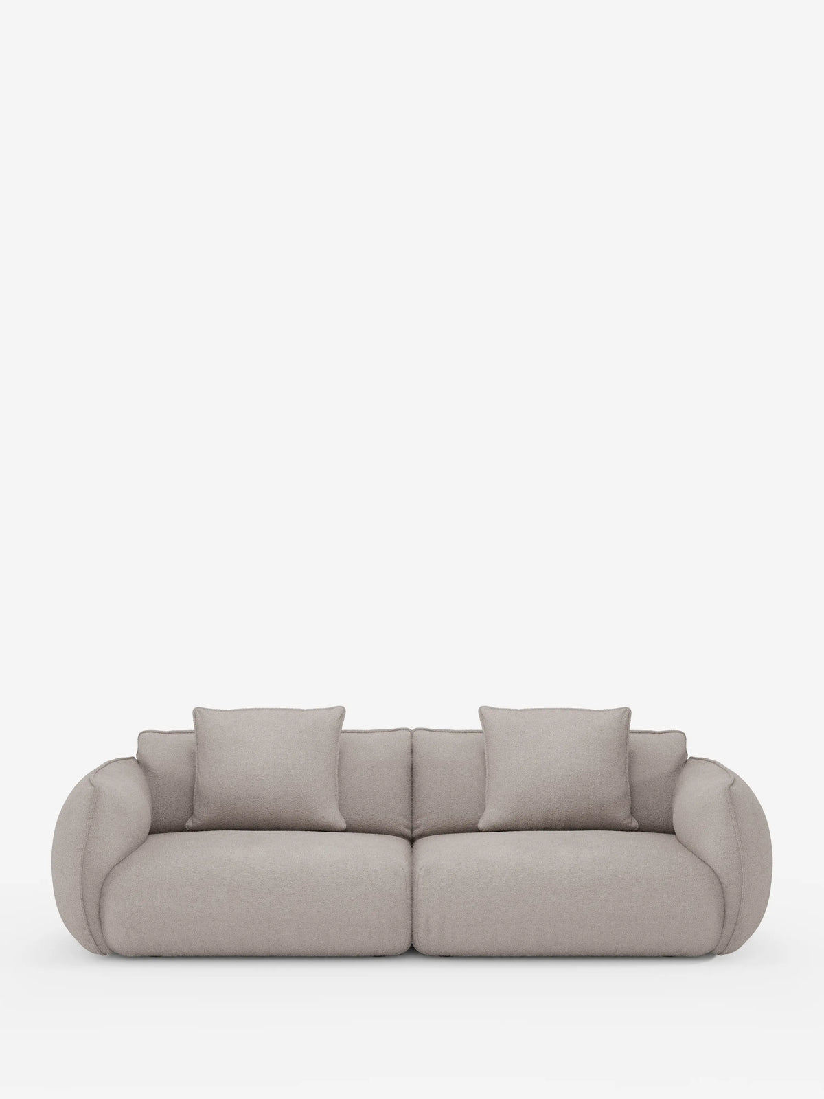 Il divano modulare e componibile a 3 posti Nimbus da 250 cm di Divani.Store, rivestito in tessuto T33 effetto cotone beige chiaro e resistente alle macchie, presenta braccioli e schienale arrotondati, sedute imbottite e spesse e due cuscini quadrati coordinati, il tutto su uno sfondo bianco a tinta unita.