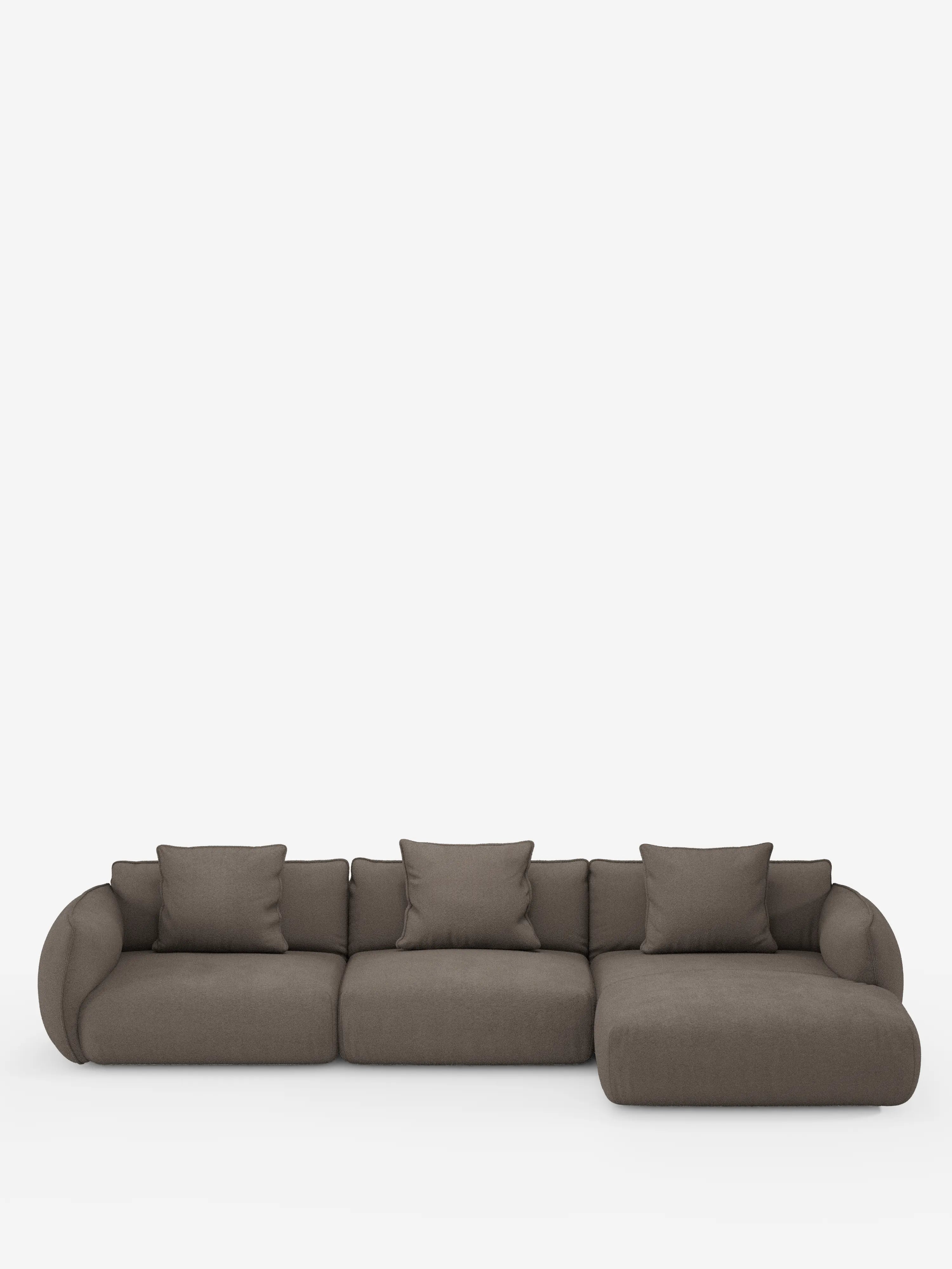 Vi presentiamo il divano angolare con penisola componibile Nimbus in morbido tessuto effetto cotone antimacchia T33 di Divani.Store: un moderno divano componibile marrone composto da tre cuscini di seduta, tre cuscini di schienale coordinati e una chaise longue sul lato destro. Questo elegante prodotto si contraddistingue per i braccioli morbidi e arrotondati e per la silhouette minimalista, il tutto su uno sfondo bianco a tinta unita.